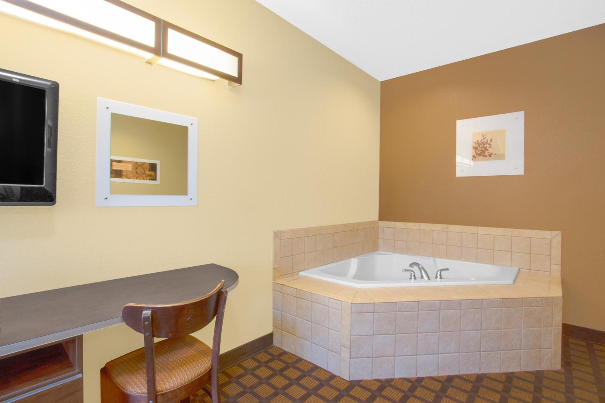 1 Queen Bed Studio Suite Jetted Tub Non-Smoking