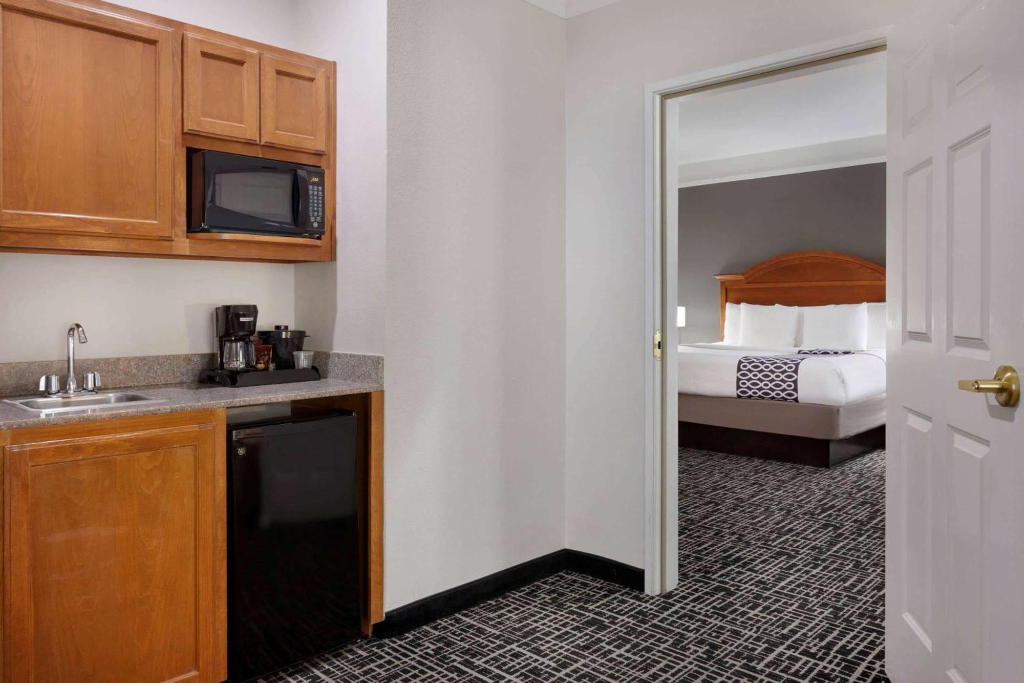 One-Bedroom King Suite - Non-Smoking