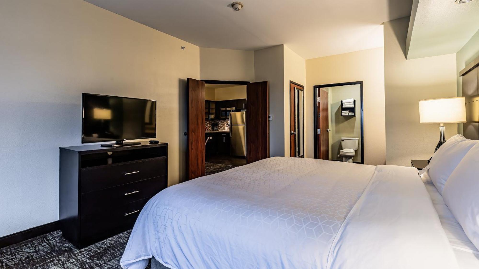 Queen Room with Mobility Accessible Tub - Non-Smoking