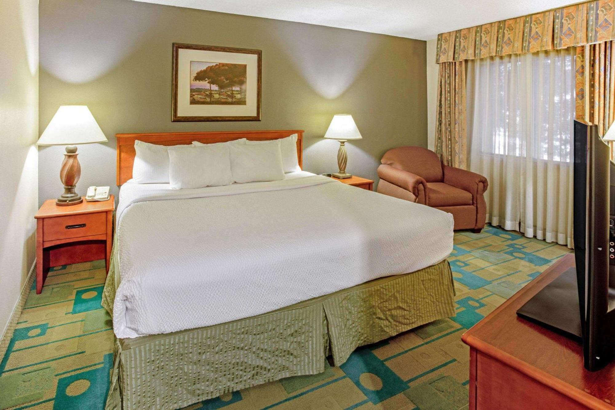 1 King Bed, Deluxe one Bedroom Suite, Non-Smoking