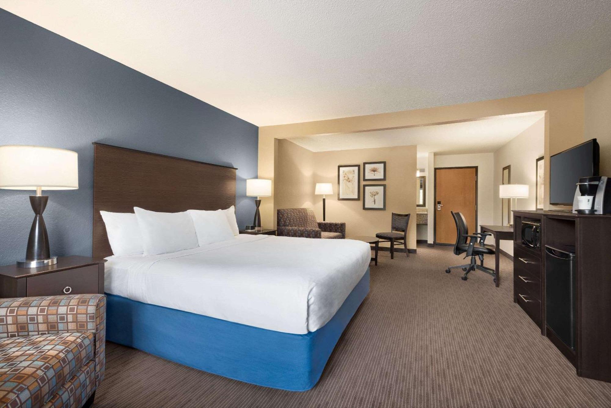 1 King Bed, Studio Suite (Non-Smoking)