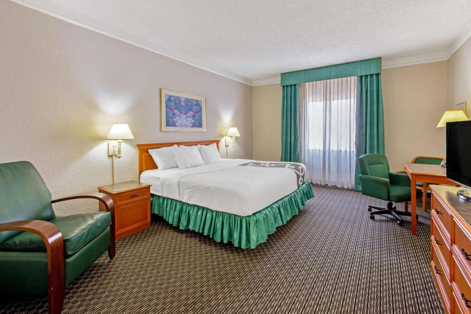 Deluxe King Room Non-Smoking