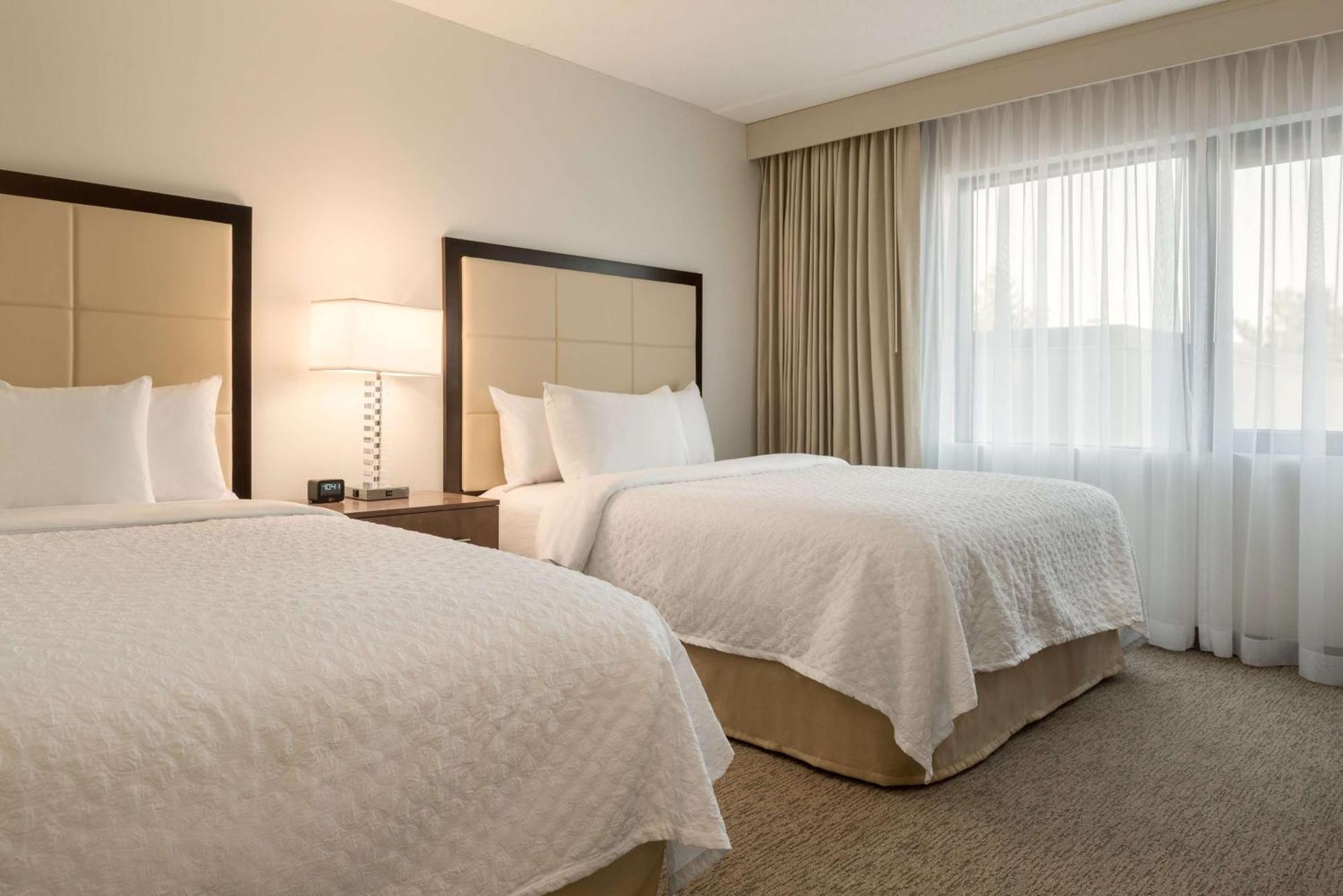 Two Bedroom Suite One King Bed Two Queen Beds Non-Smoking,1281273397:JPEG