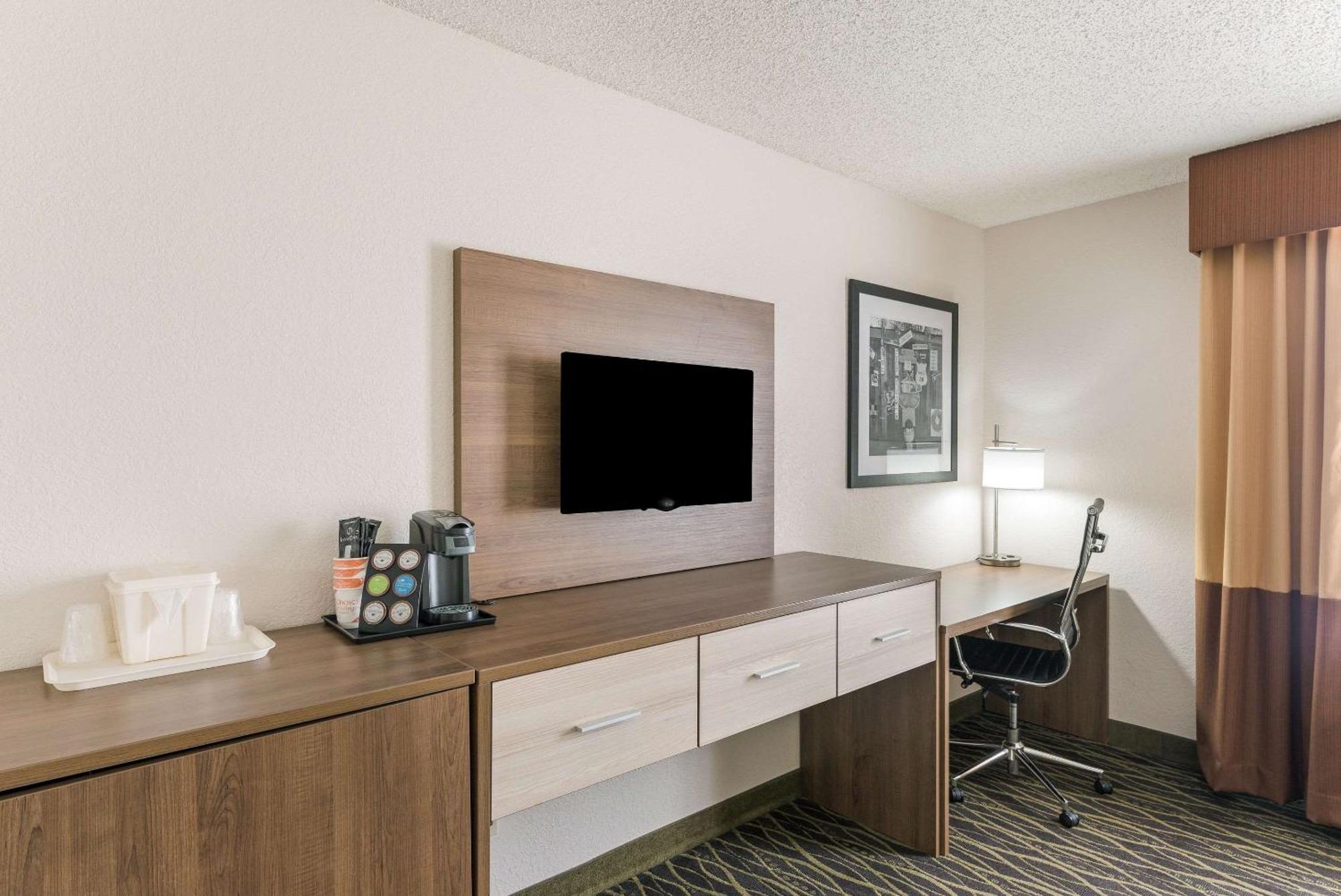 Queen Room with Two Queen Beds - Pet Friendly