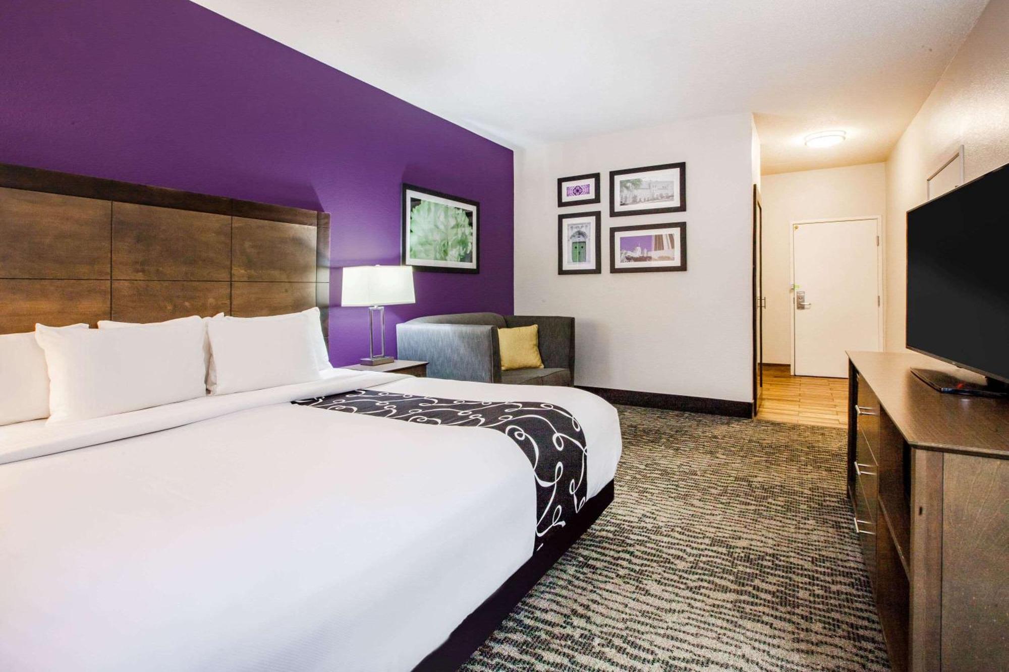 Executive King Room with Sofa Bed - Accessible