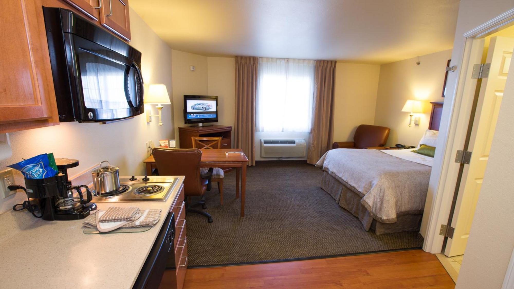 Queen Studio Suite with Mobility Accessible Tub - Non-Smoking
