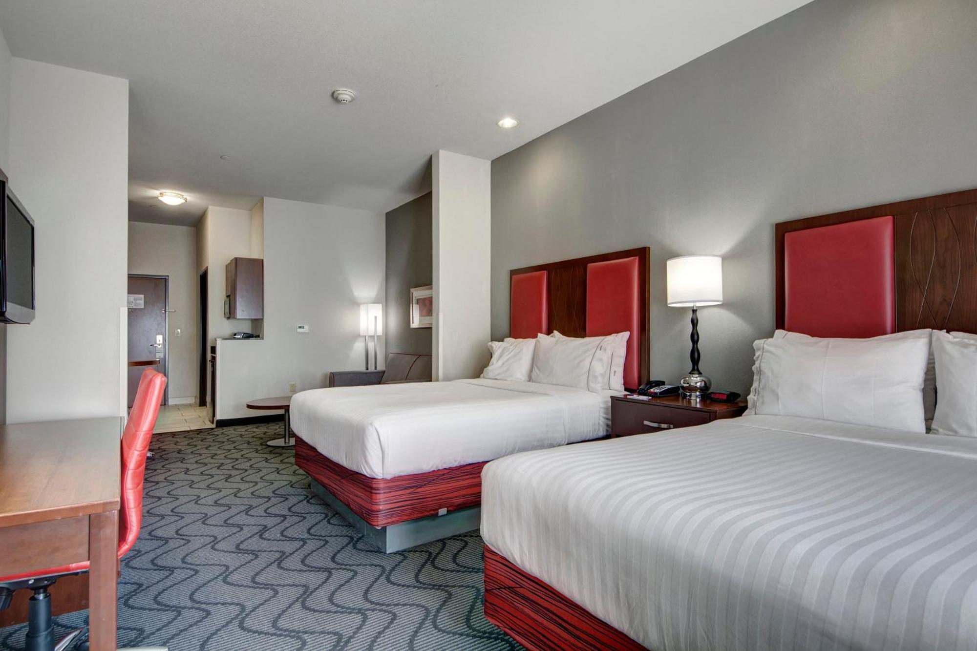 Queen Suite Two Queen Beds