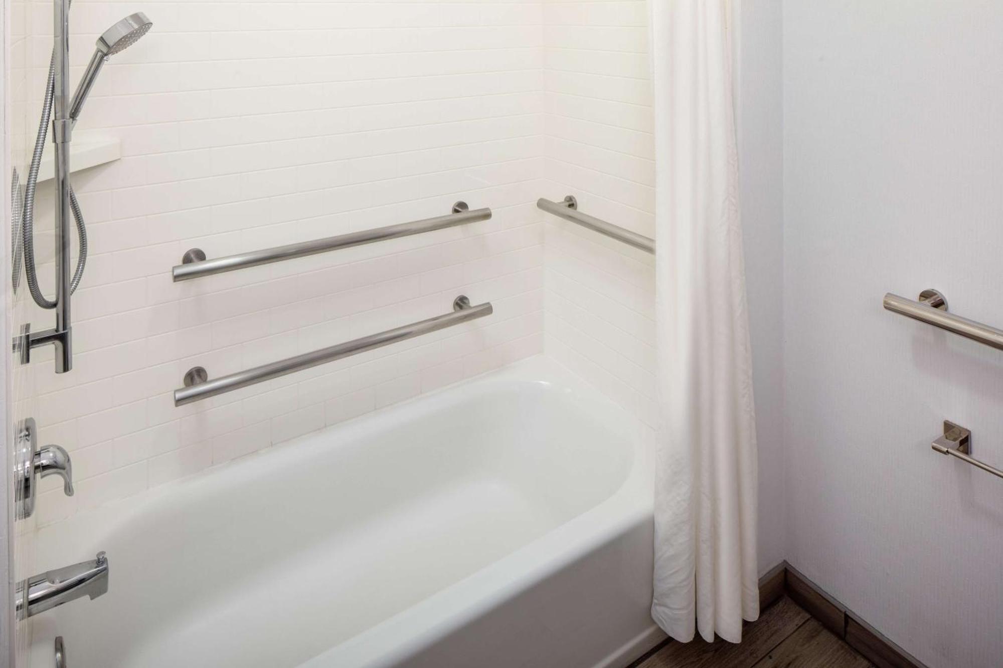 King Room Hearing Access or Non-Smoking