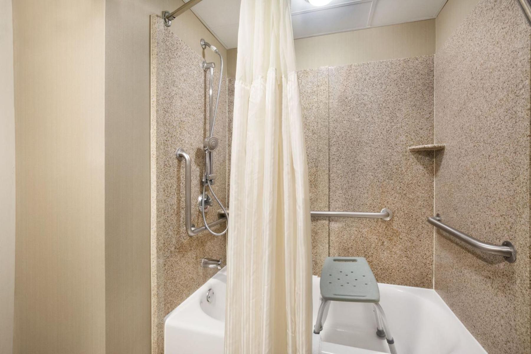 King Room with Mobility Access - LAKEVIEW