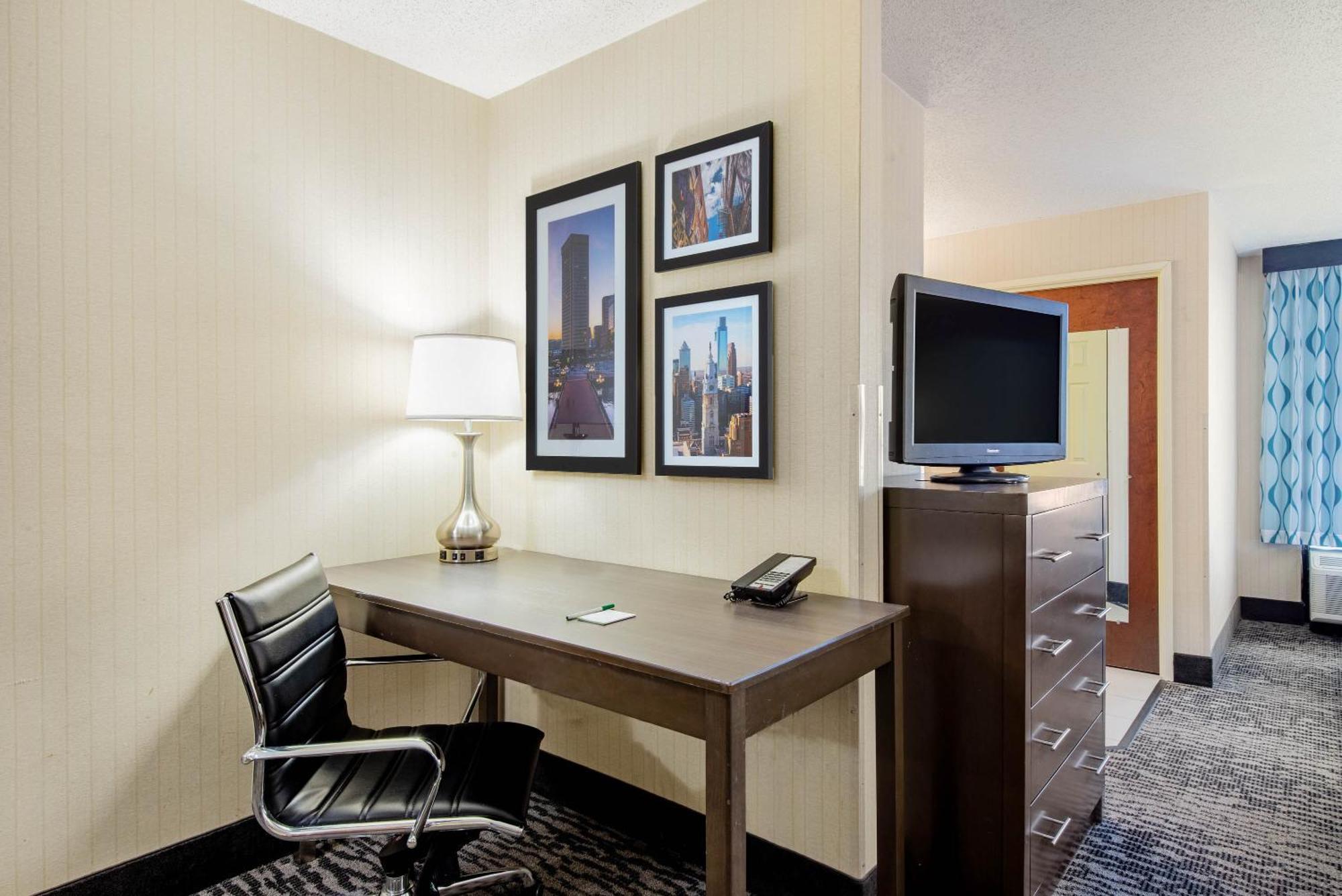 Studio Suite with Two Double Beds - Non-Smoking