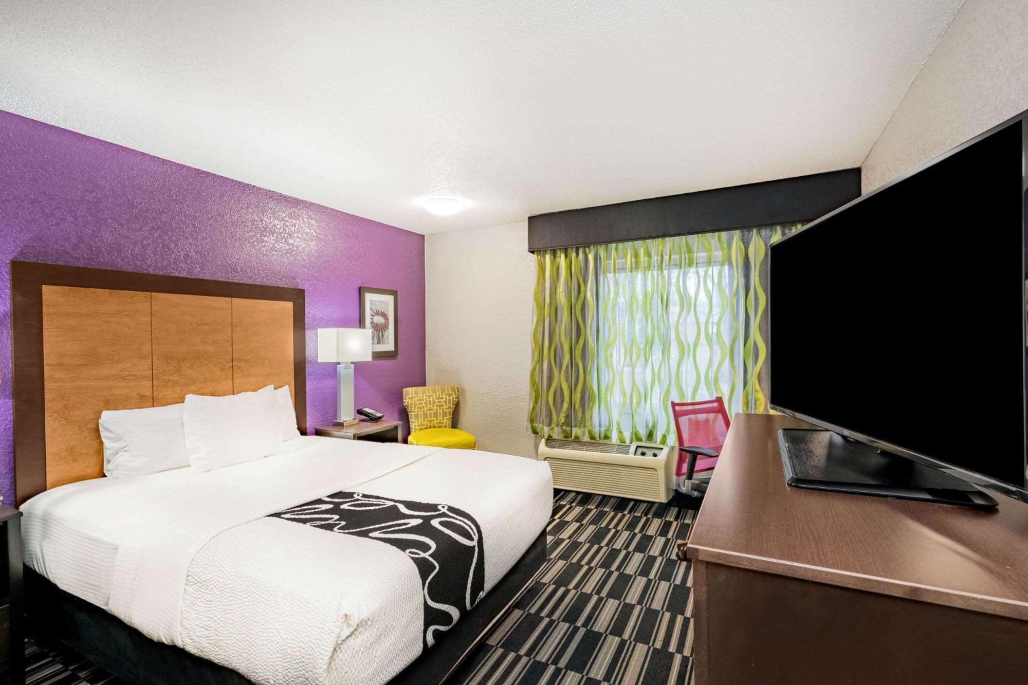 Queen Room - Non-Smoking