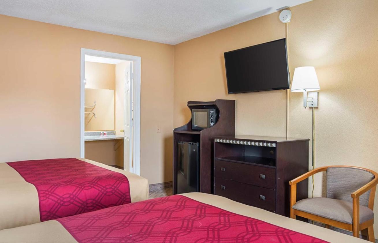 Queen Room Two Queen Beds Smoking