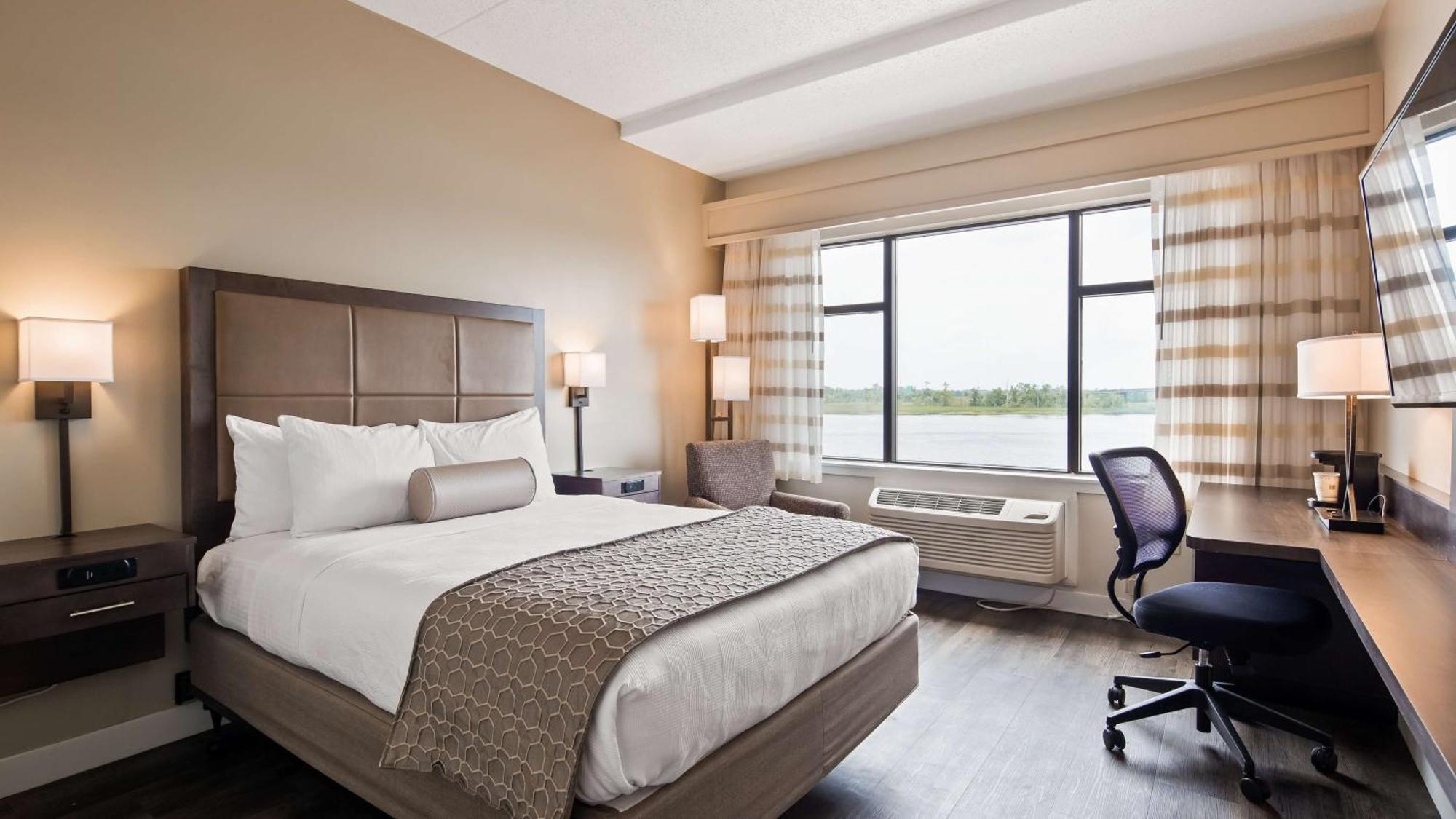 Queen Room Walk Shower Mobility Access or Communication Assistance or Non-Smoking