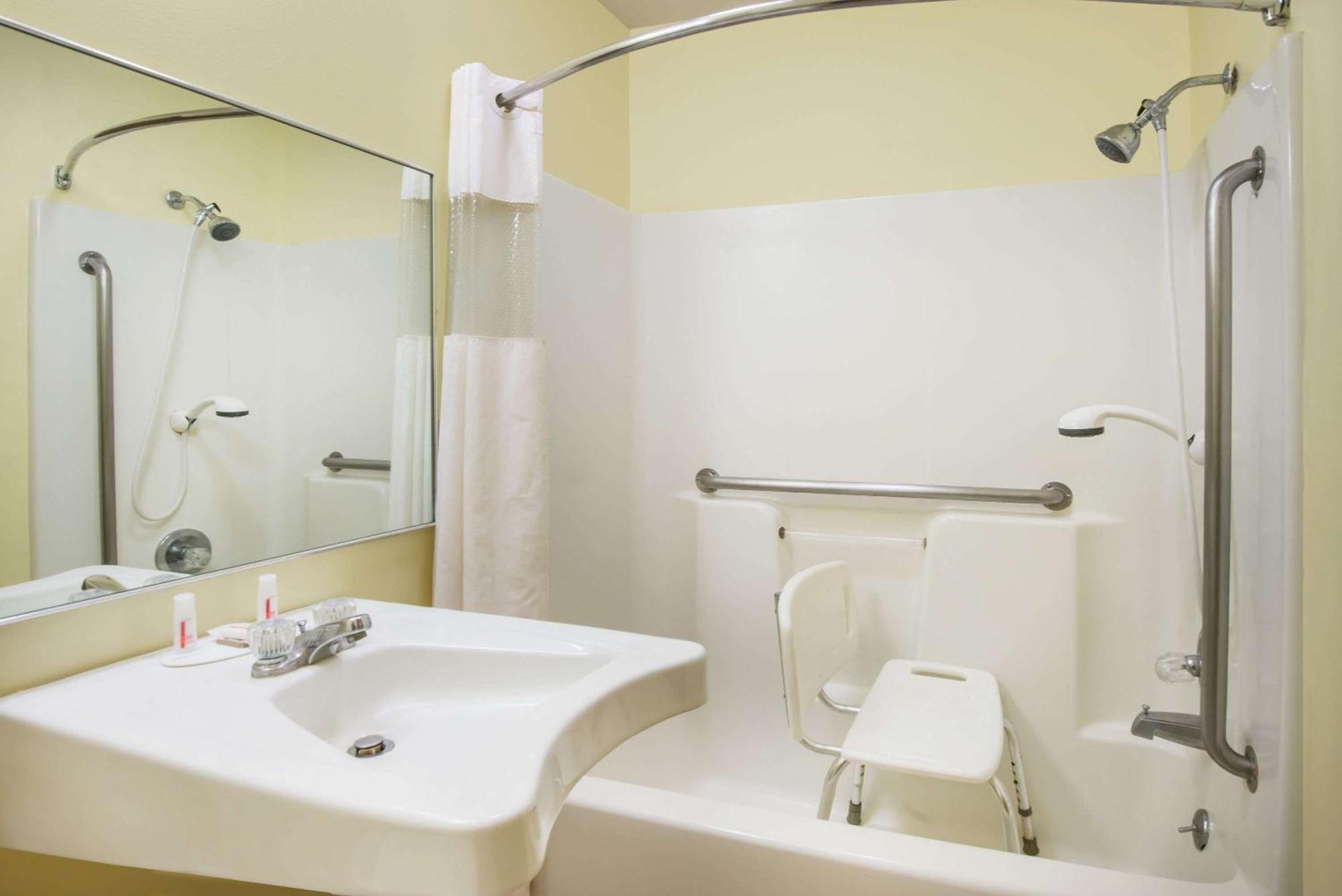 Queen Room - Disability Access/Non-Smoking