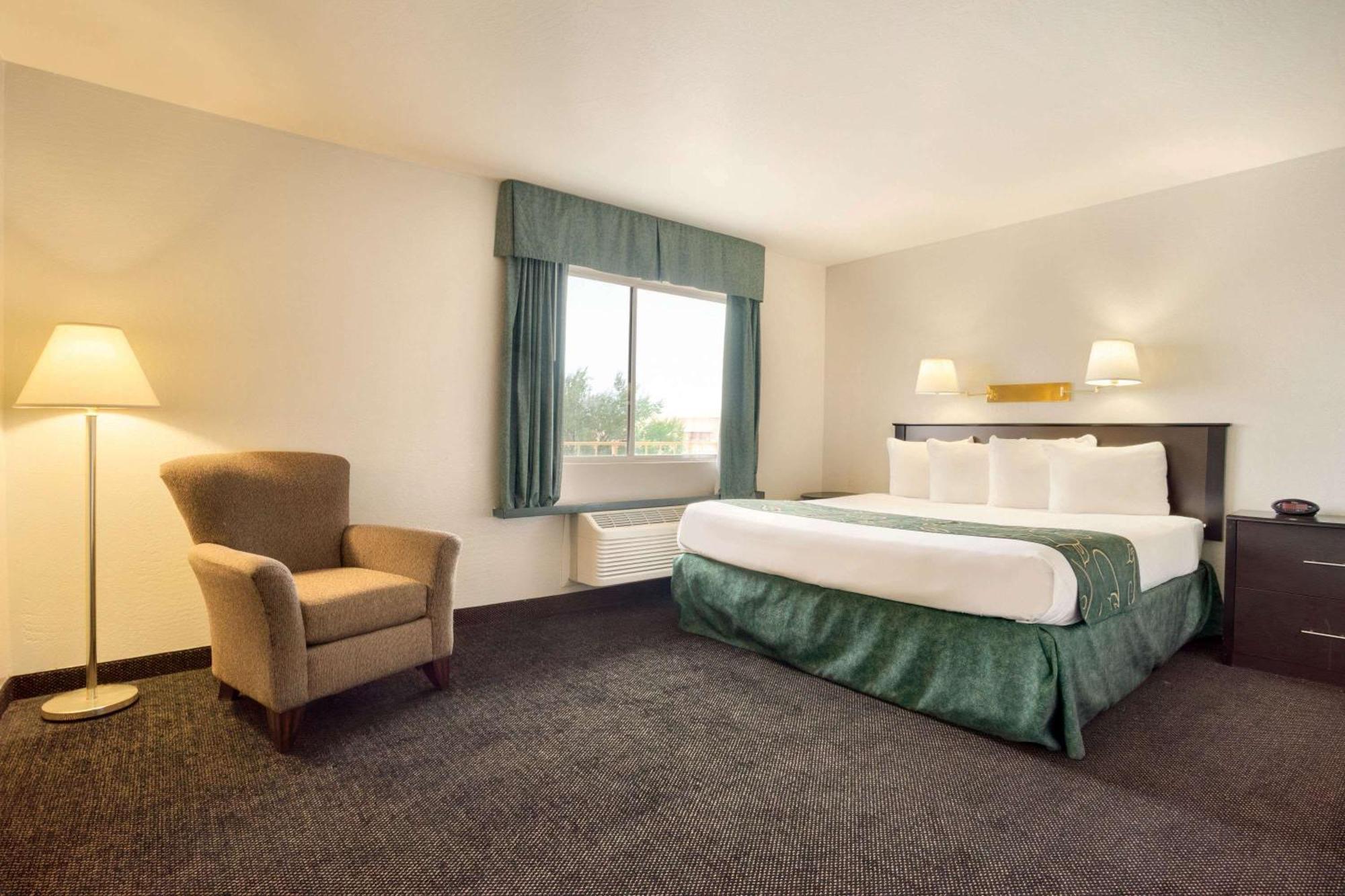 Studio Suite One King Two Double Beds Non-Smoking