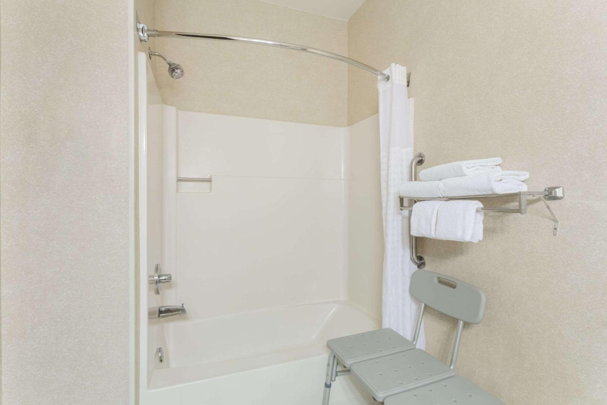 Queen Room Accessible or Non-Smoking