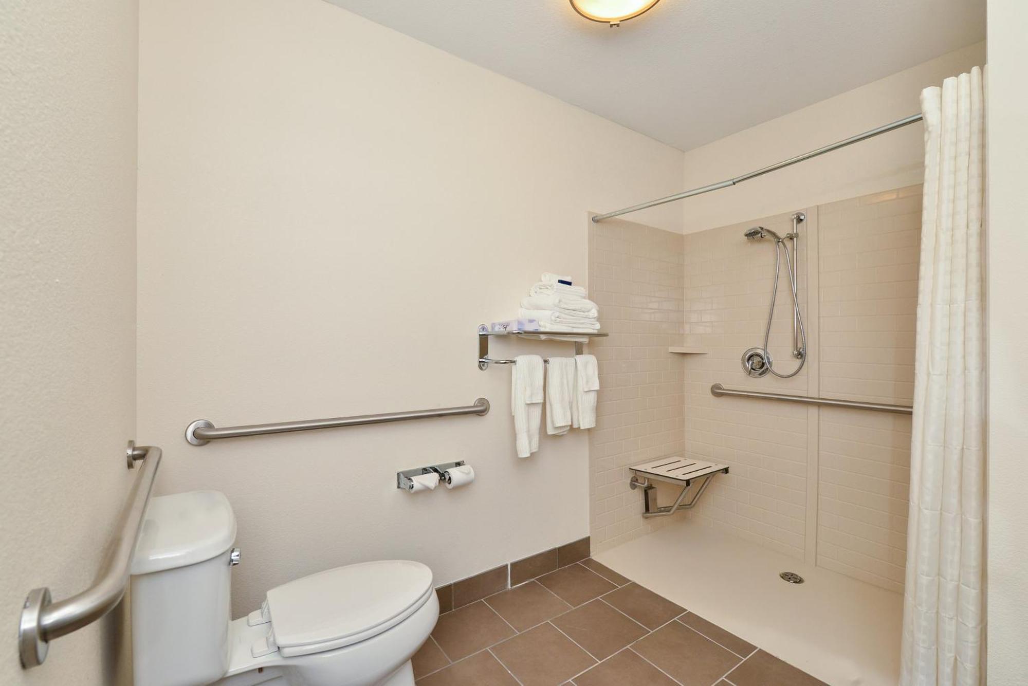 Queen Studio Suite with Hearing Accessible Roll in Shower - Non-Smoking
