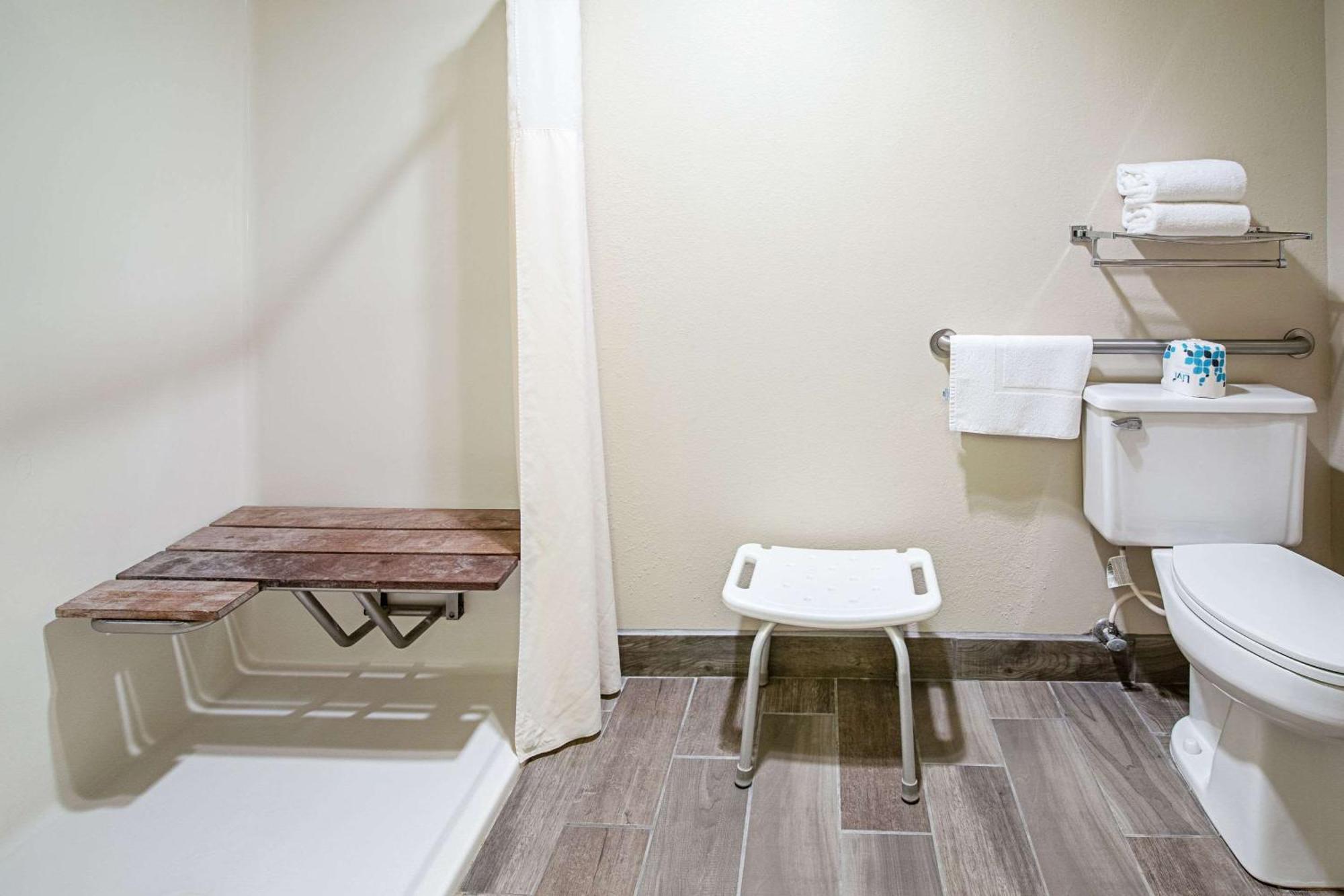 Queen Room - Disability Access/Non-Smoking