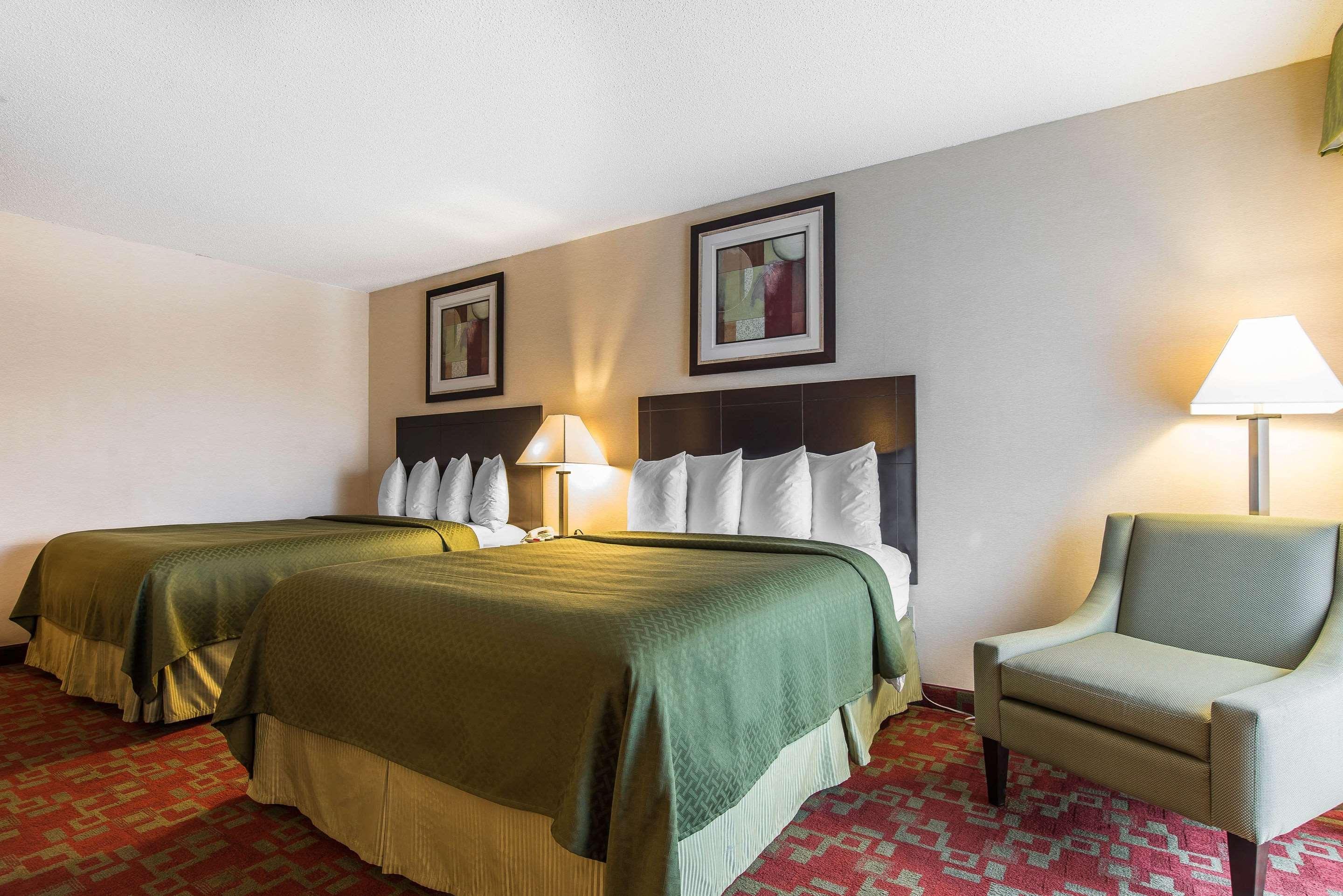 Standard Queen Room with Balcony - Non-Smoking