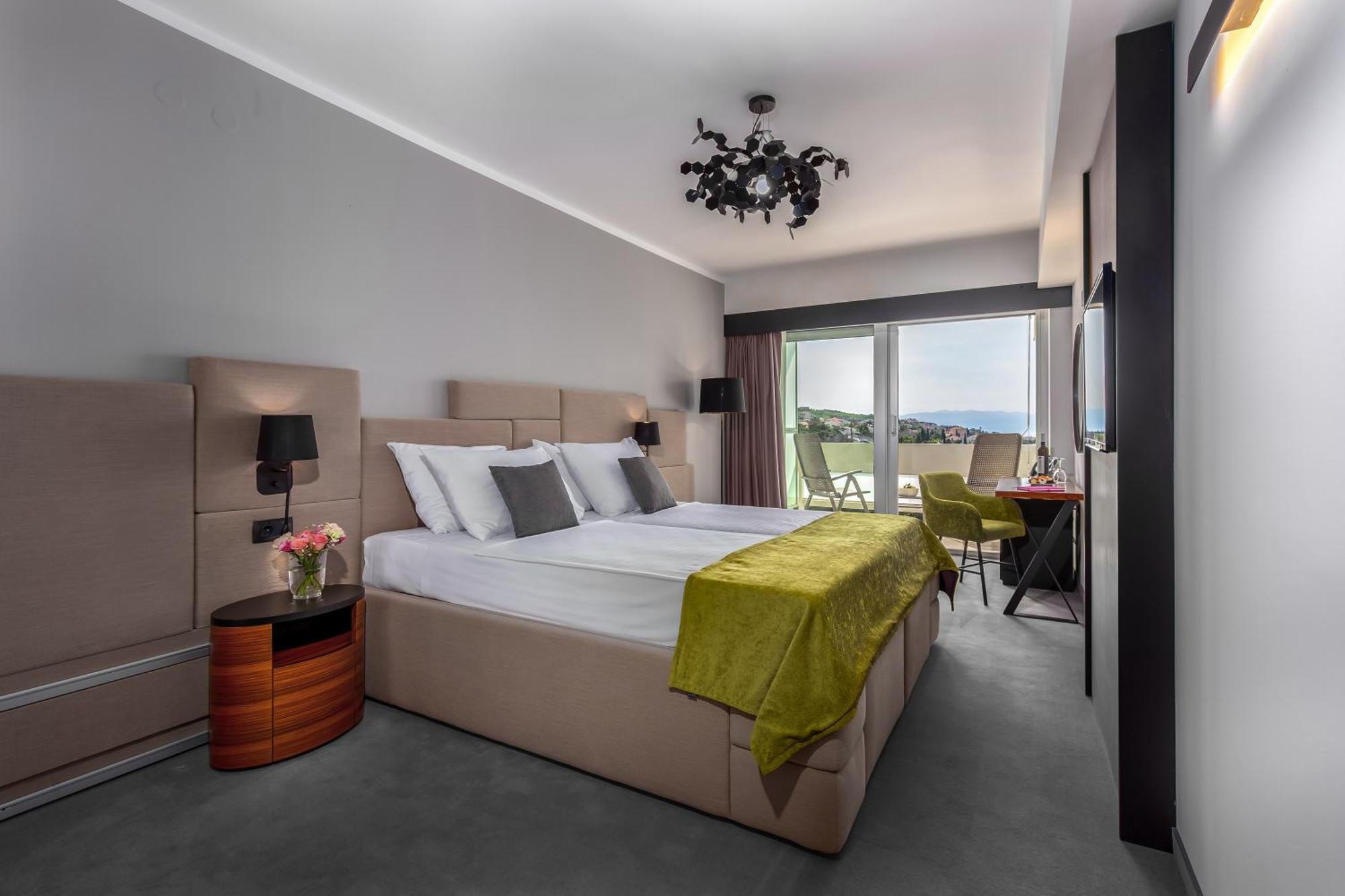 Superior Double Room 2 Extra pull-out Beds Sea Side View Balcony