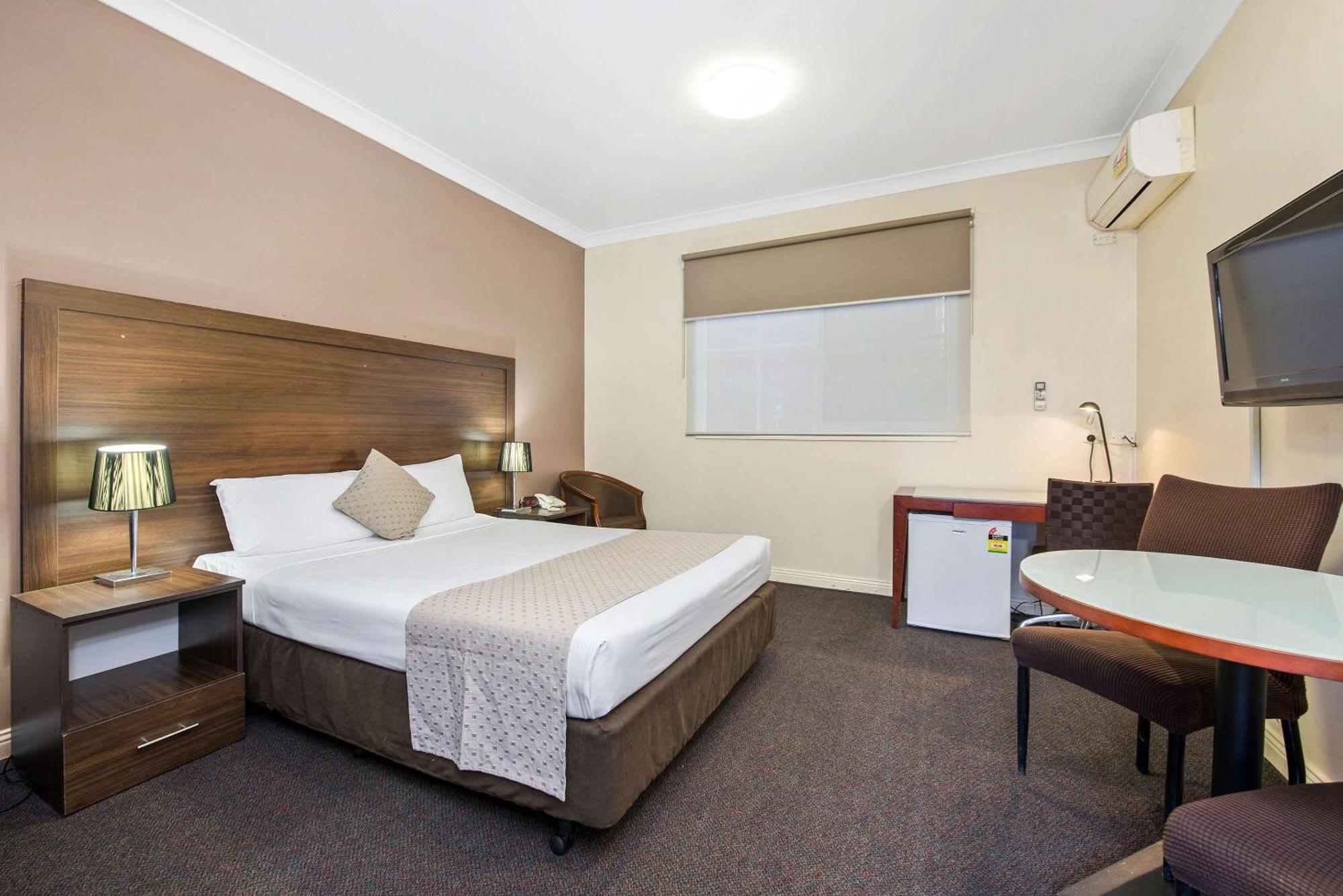 Deluxe Queen Room - Non-Smoking
