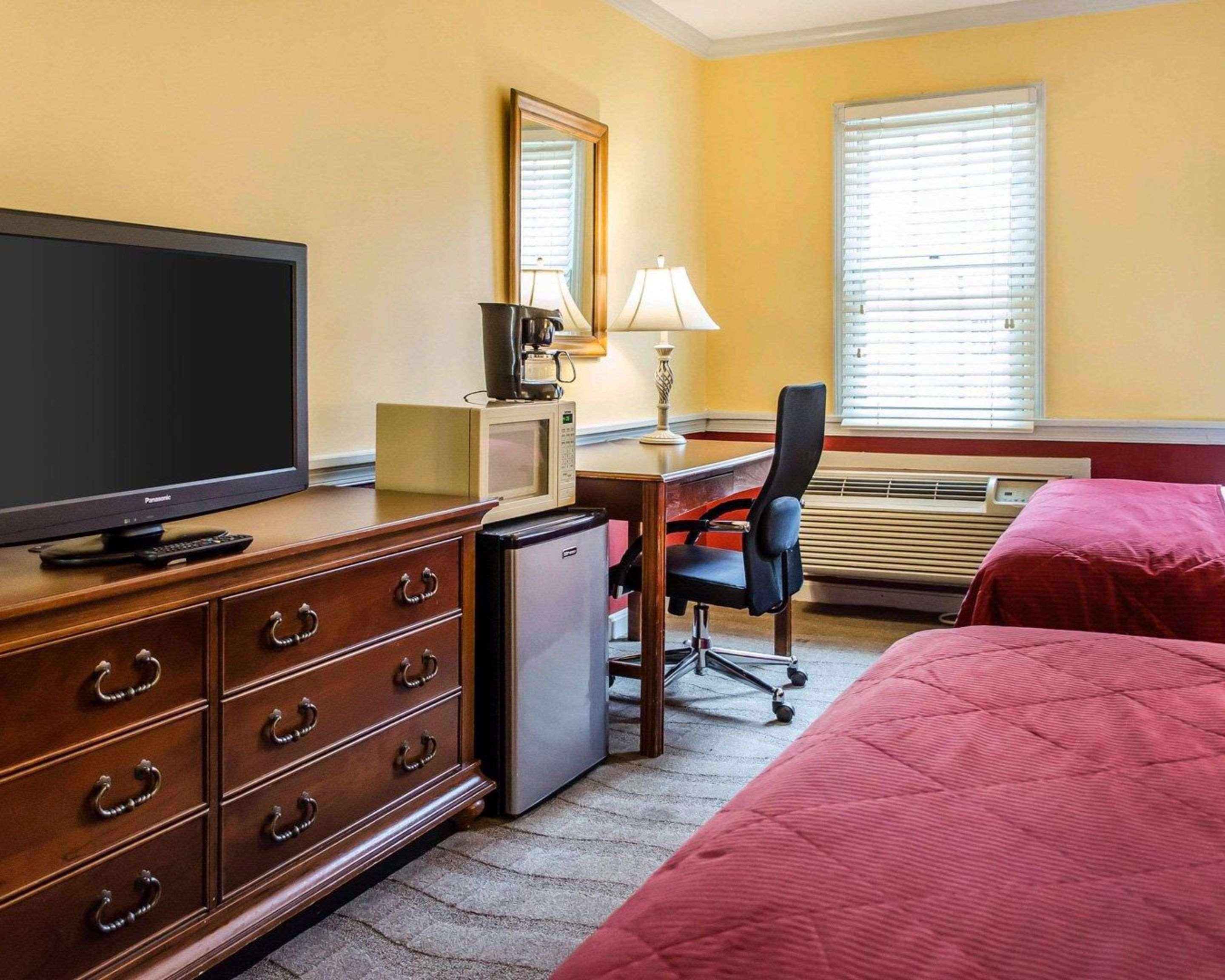 Queen Room Two Queen Beds Pet Friendly