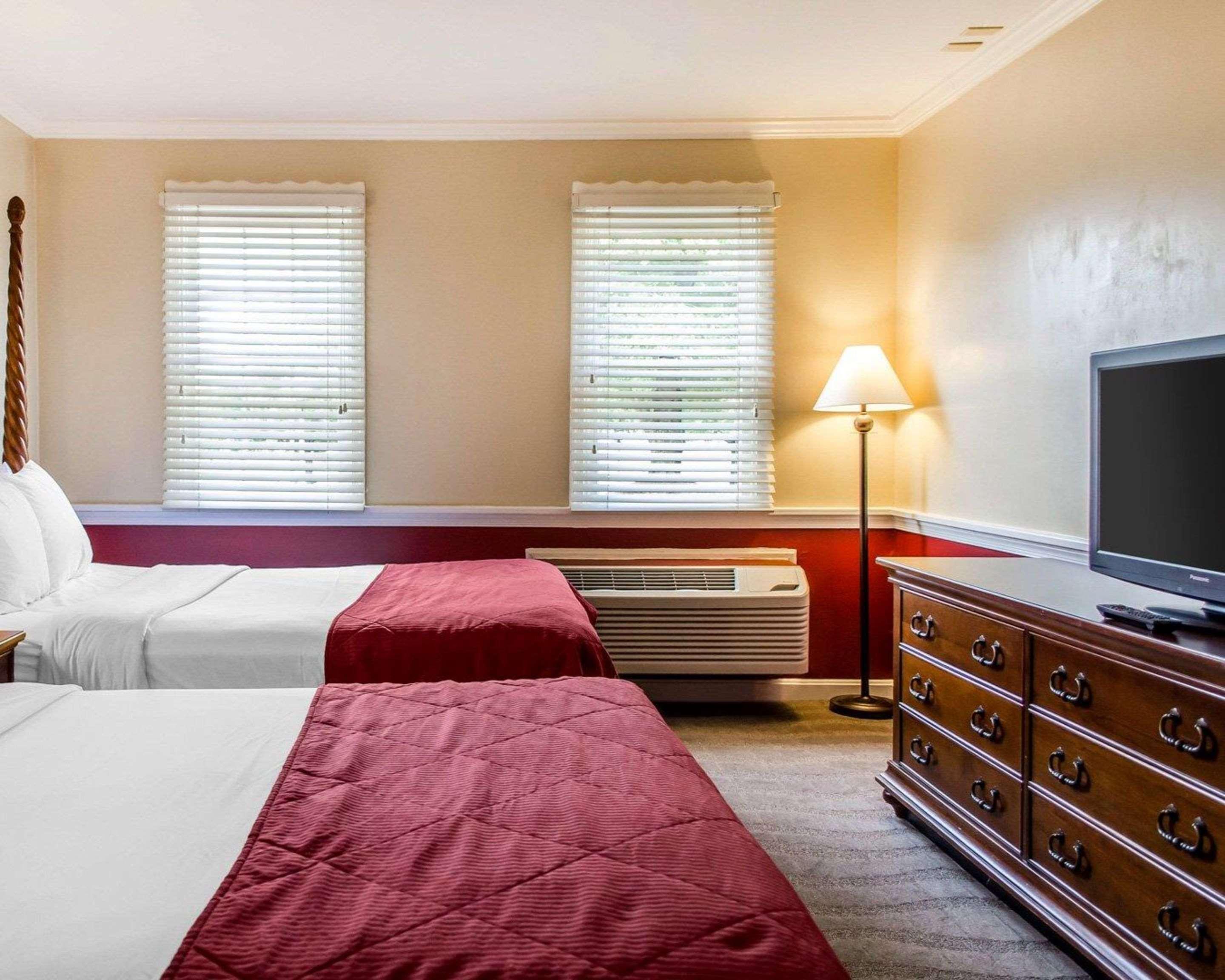 Queen Room Two Queen Beds Pet Friendly