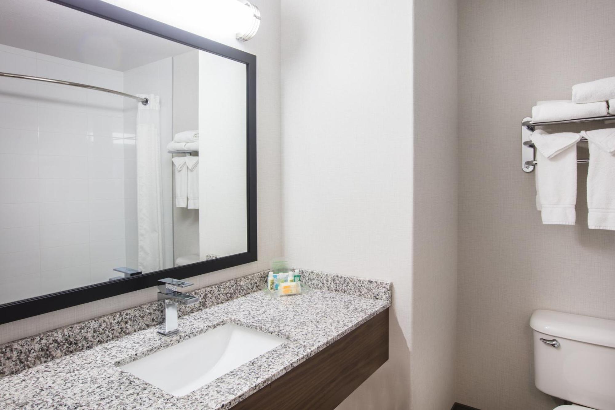 Standard Queen Room Accessible Tub