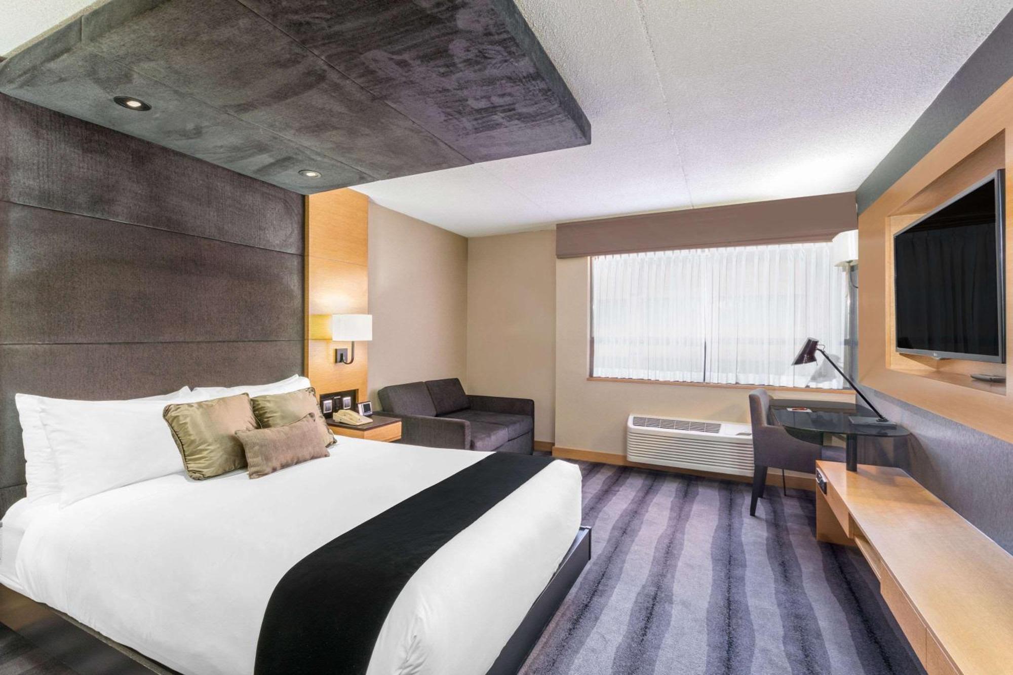 Premier Queen Room