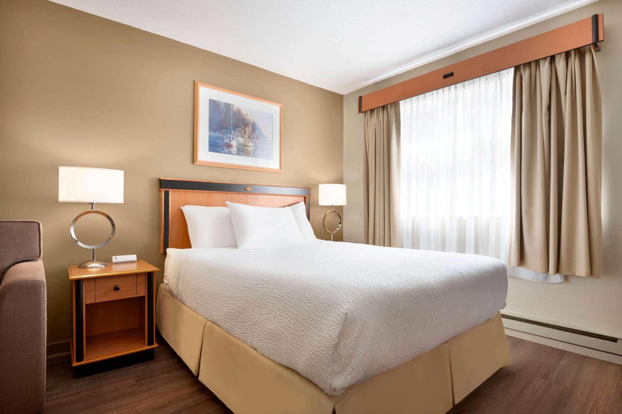Queen Room Pool Level Pet-Friendly