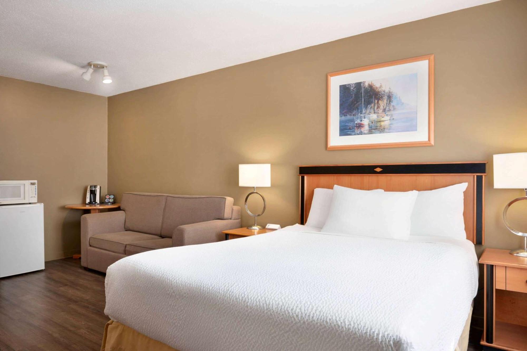 Queen Room Pool Level Pet-Friendly