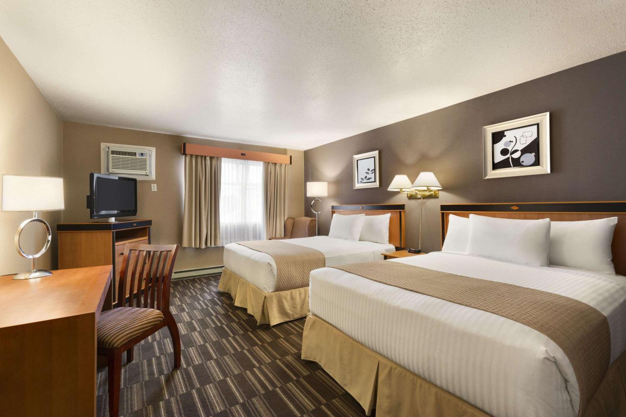 Queen Room Two Queen Beds Pool Level