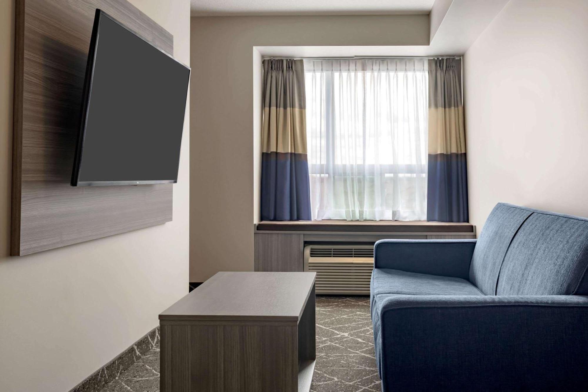 One-Bedroom Queen Suite Non-Smoking