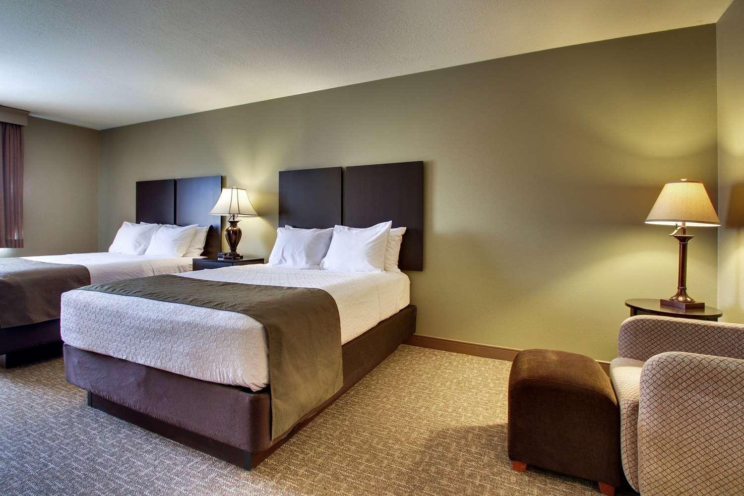 Queen Room with Two Queen Beds and Wet Bar
