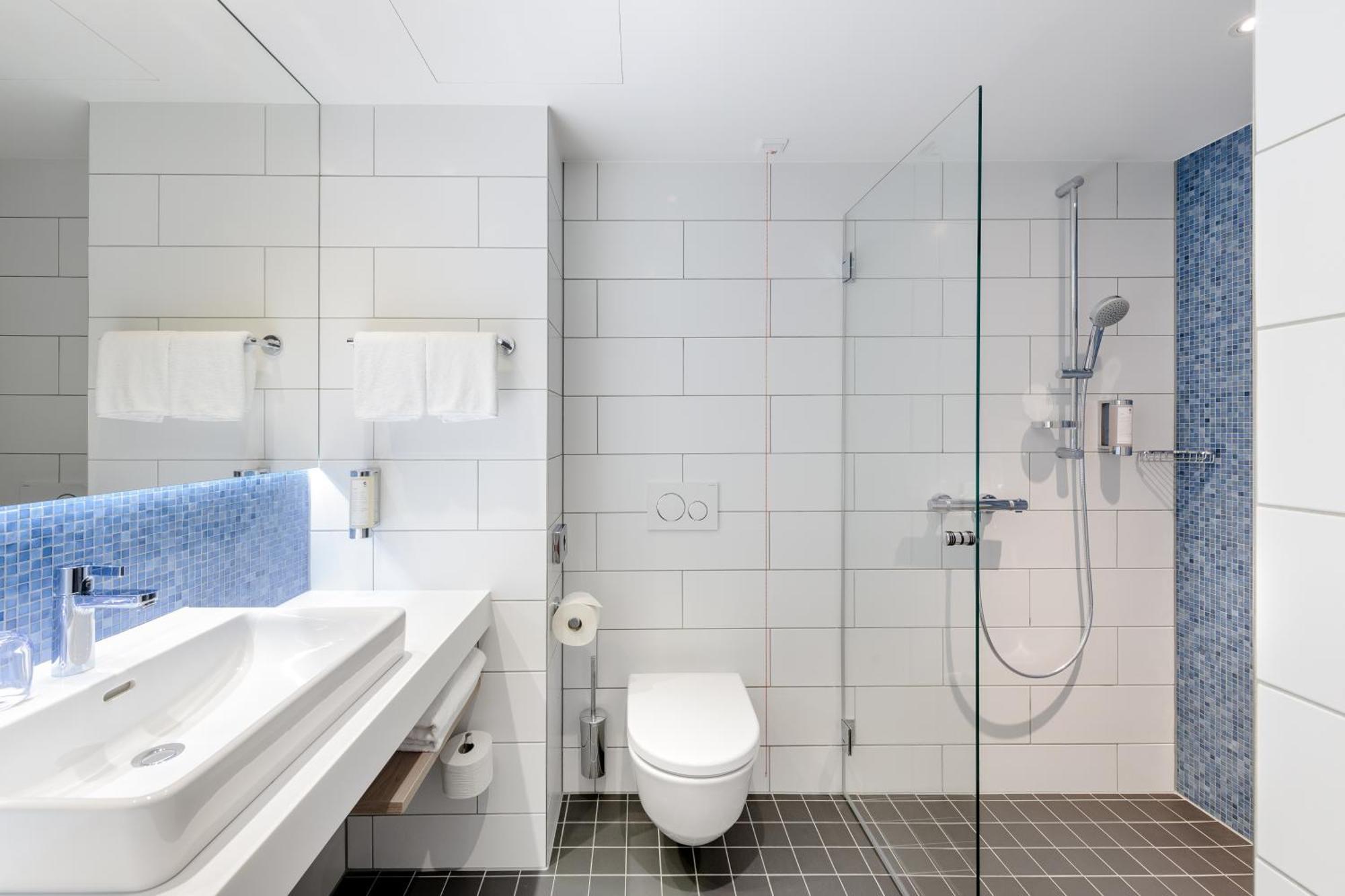 Standard Queen Room Accessible