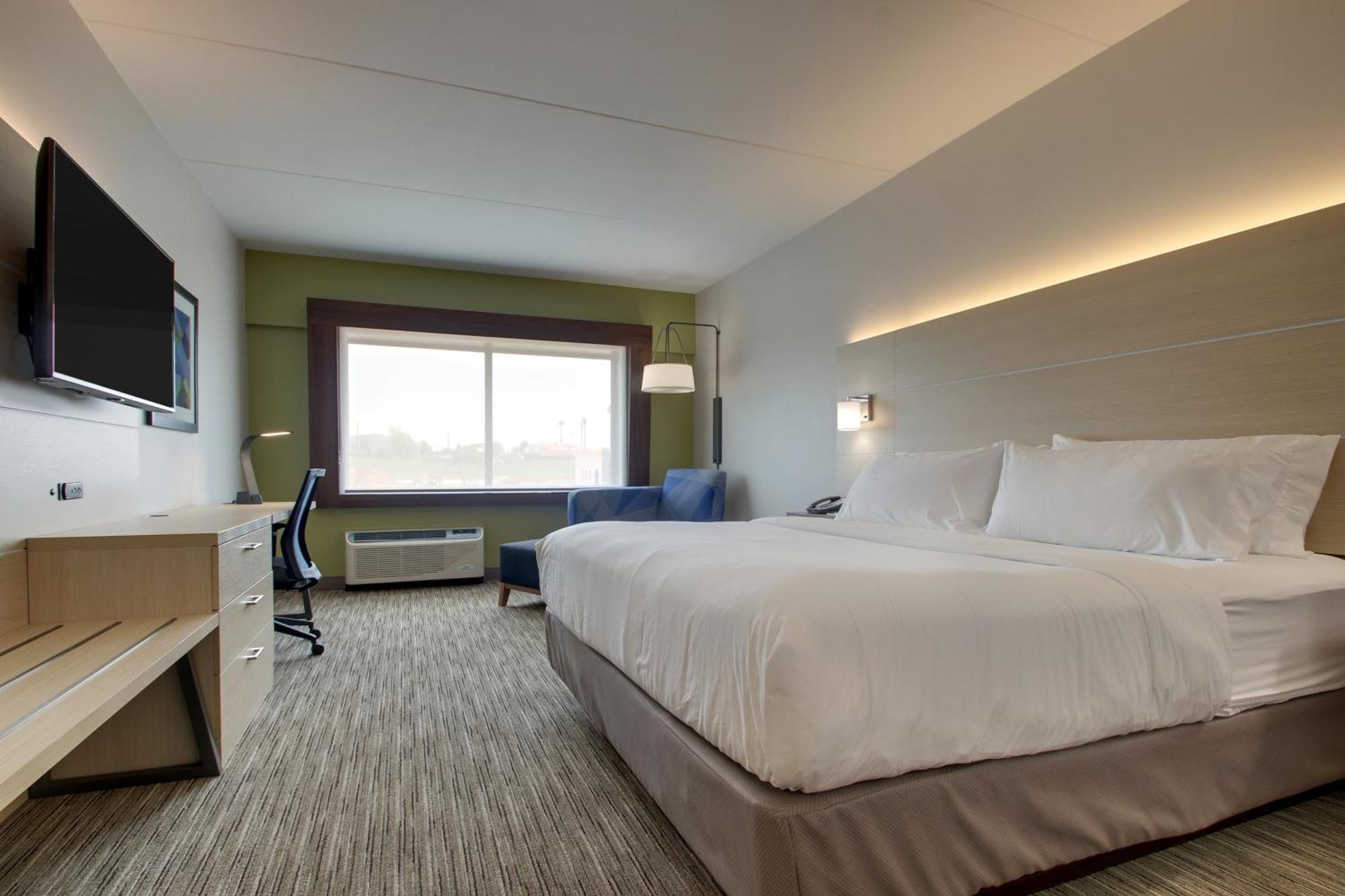 King Suite with Roll-In Shower - Hearing Accessible