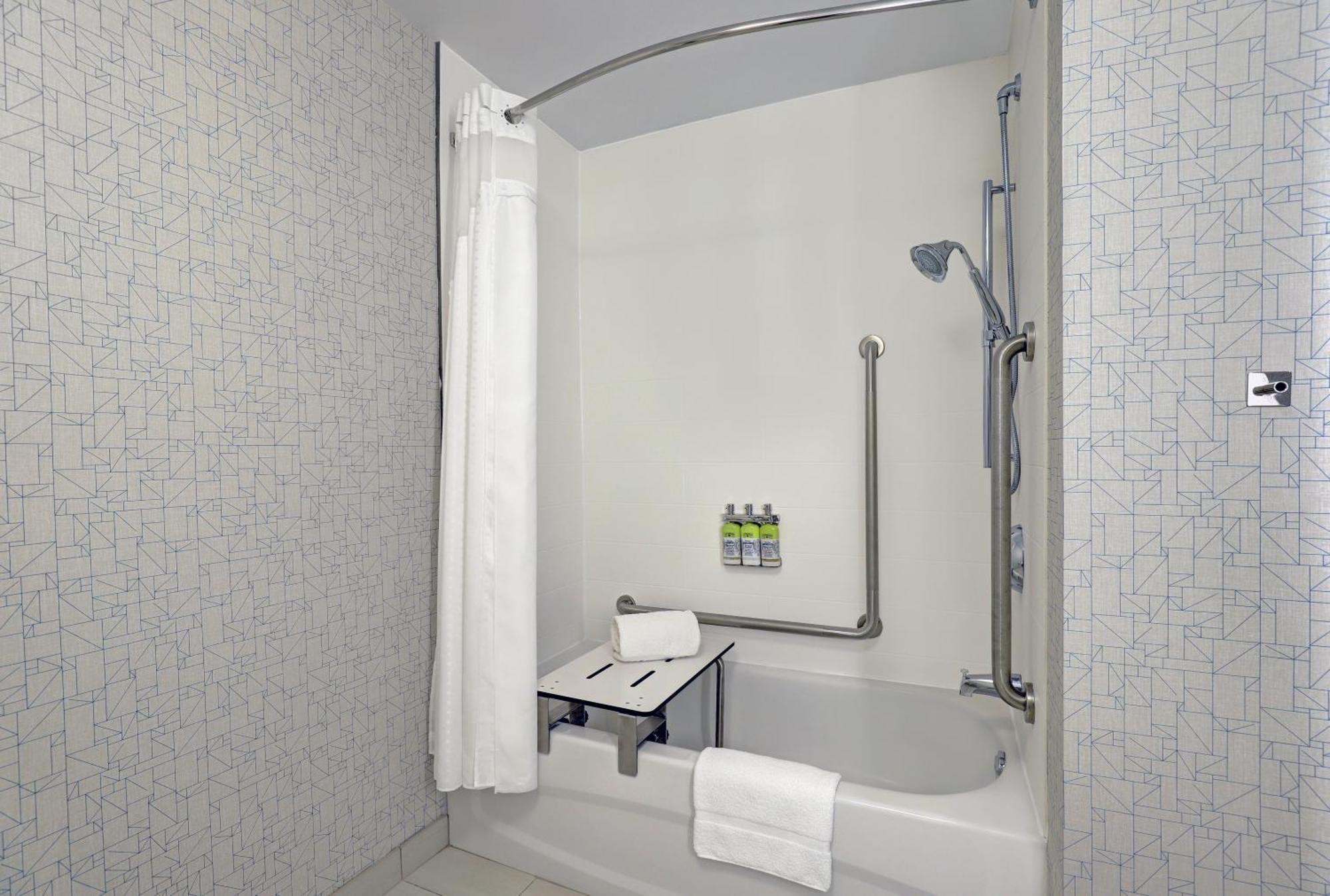 Standard Queen Room Two Queen Beds Mobility Accessible Tub