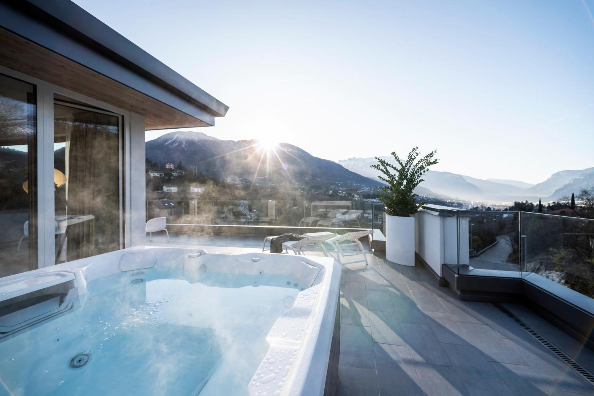 Deluxe Suite Spa Bath