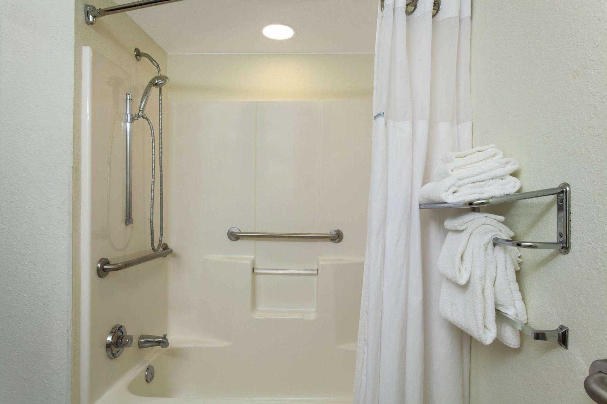Queen Room - Disability Access/Non-Smoking