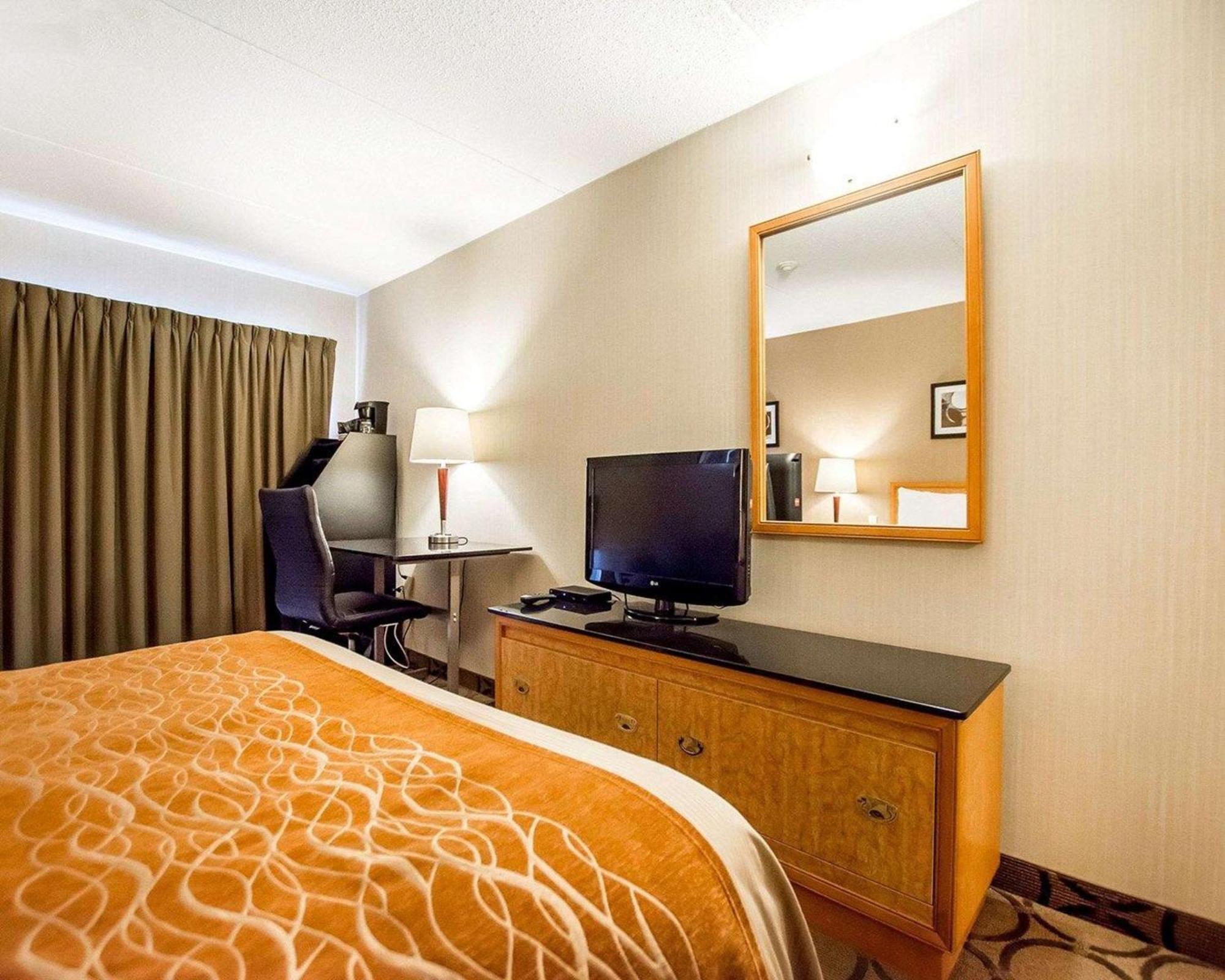 Business Queen Room - Upper Floor/Non-Smoking