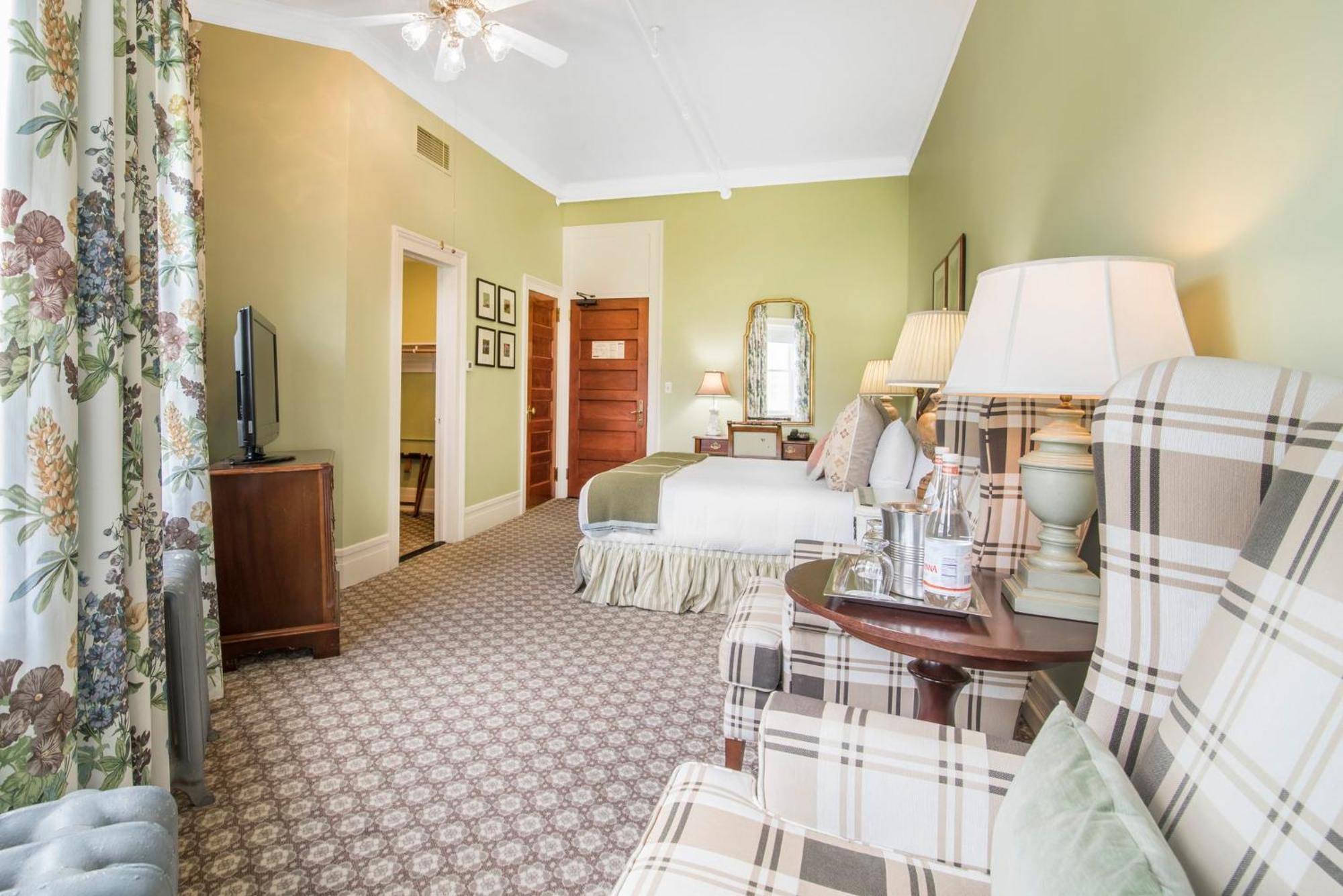 Deluxe Room 1 King Bed