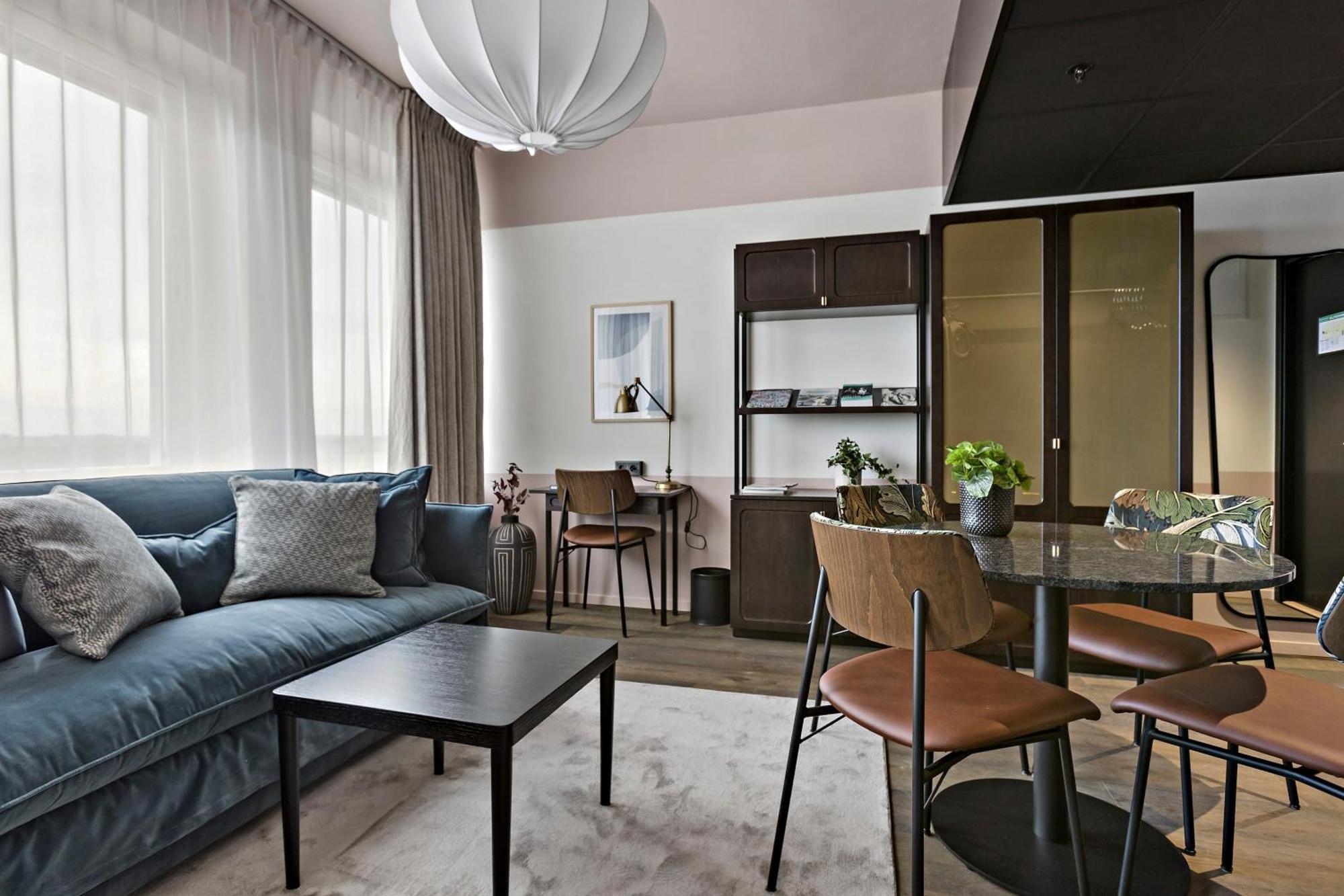 Zimmer mit Kingsize-Bett und Küchenzeile