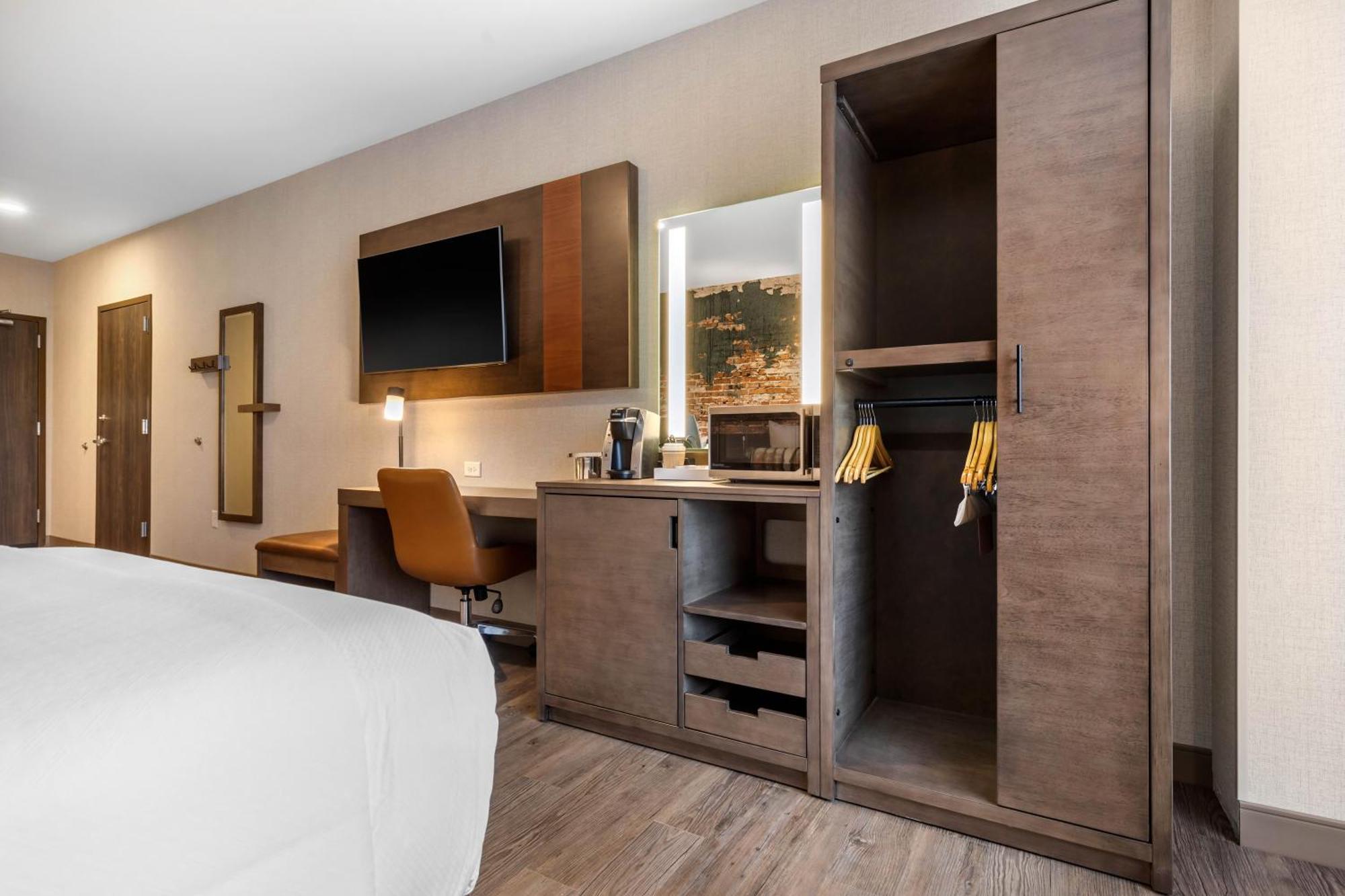 Queen Room with Two Queen Beds and Tub - Accessible/Non-Smoking