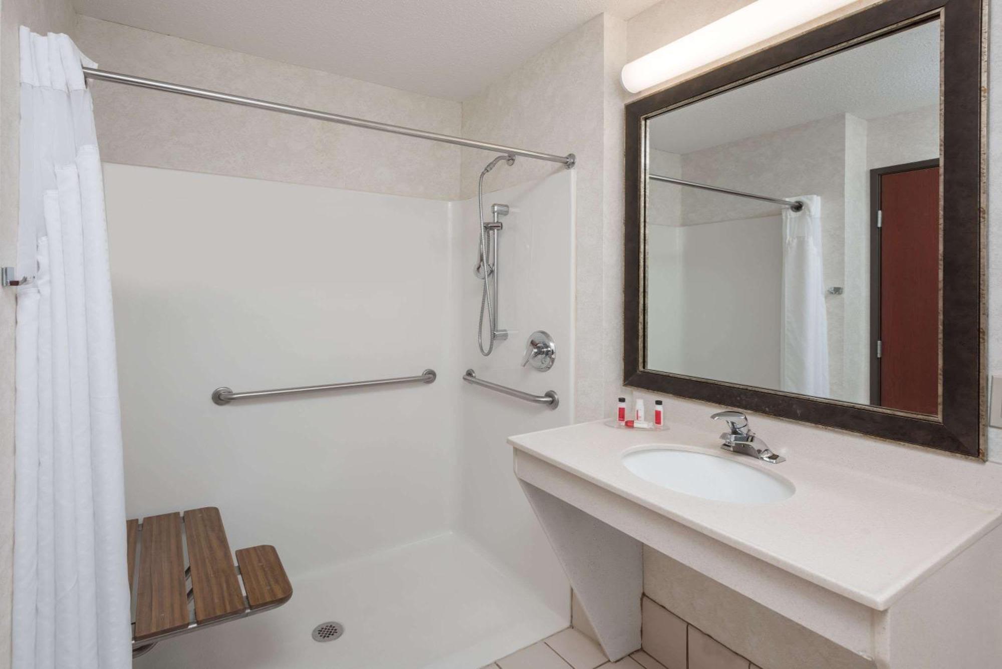Deluxe Queen Room - Disability Access/Non-Smoking