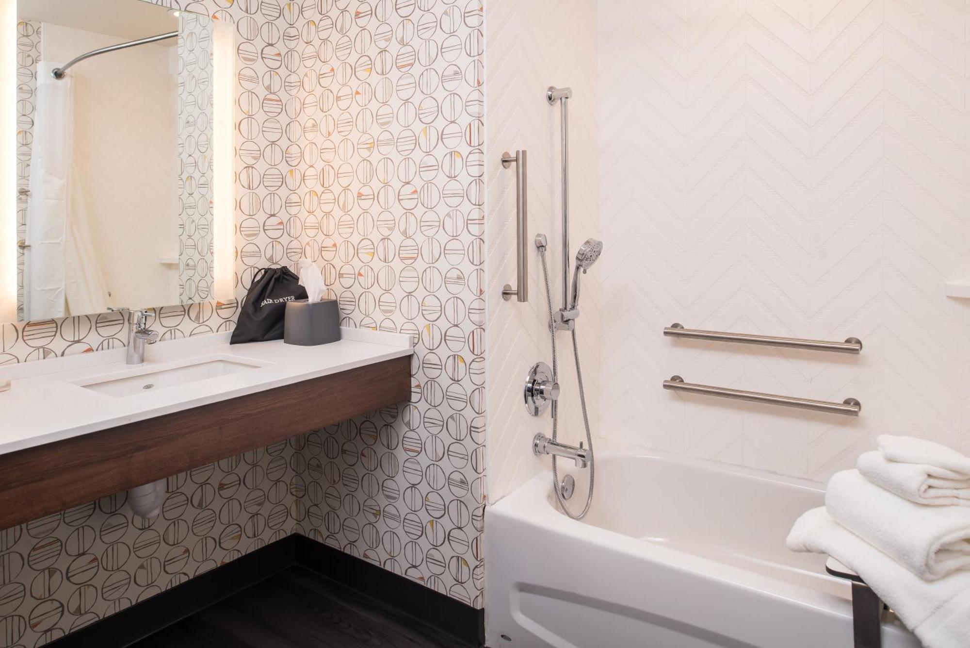Queen Room with Two Queen Beds - Mobility Access Tub/Non-Smoking