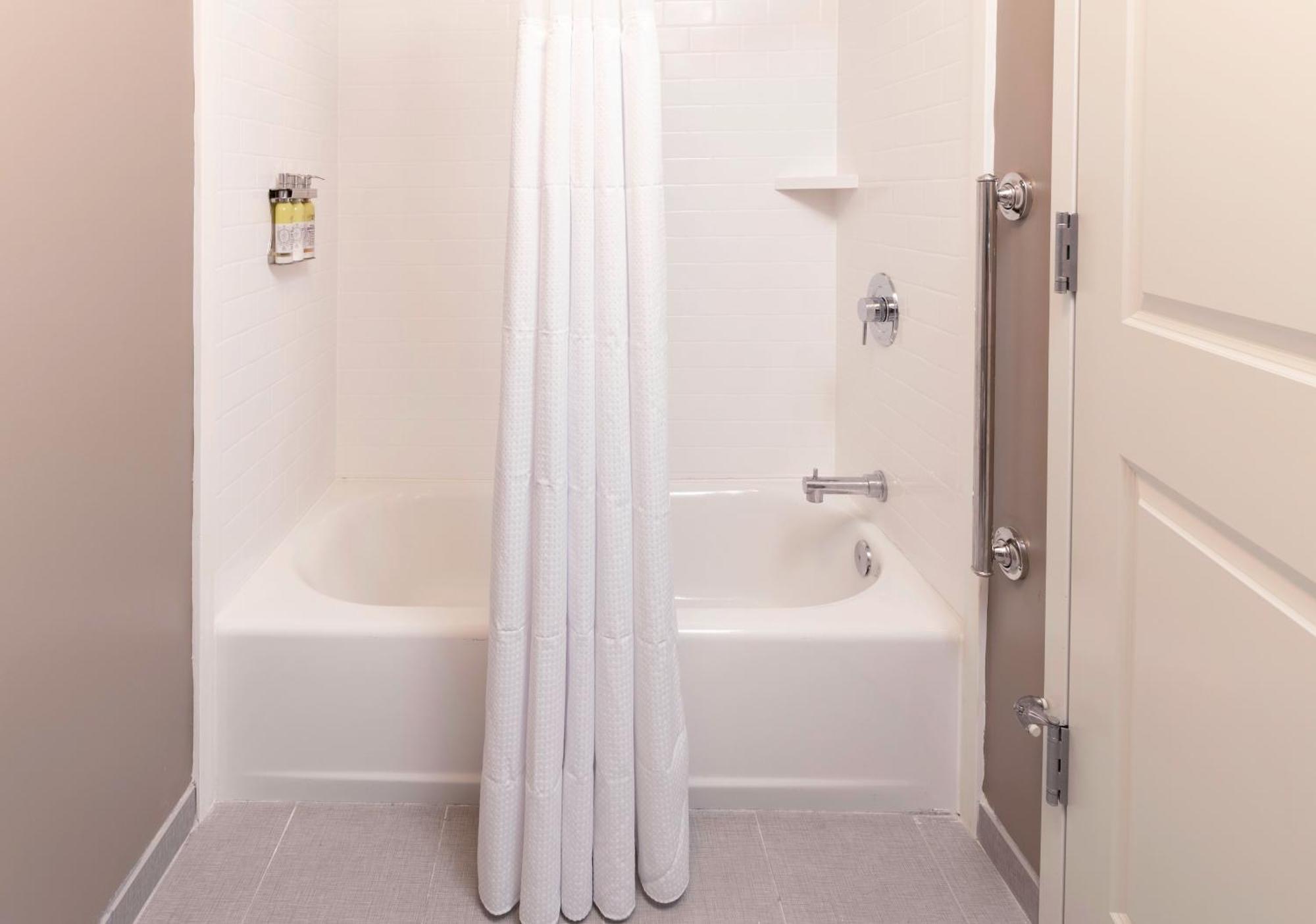 Studio Suite with Hearing Accessible Tub
