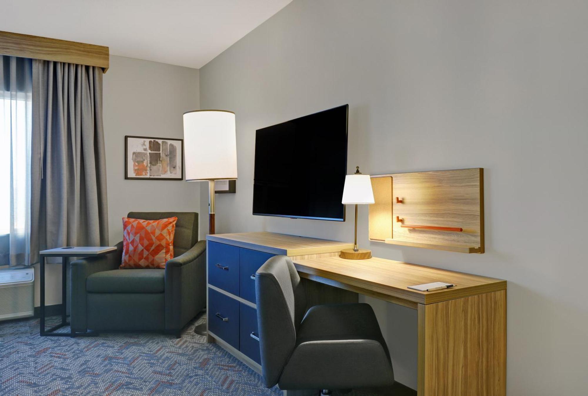 Studio Two Queen Beds