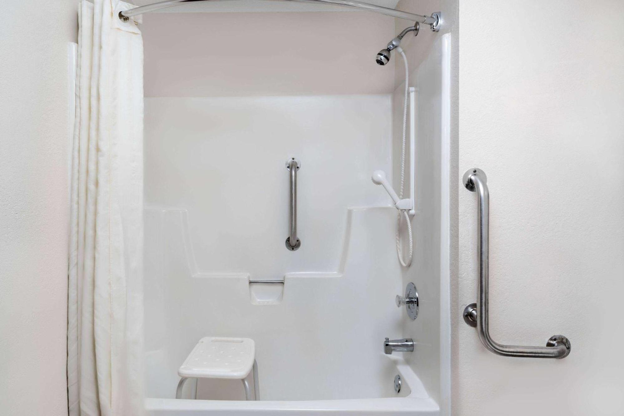 Queen Room with Bath Tub - Mobility Accessible/Non-Smoking