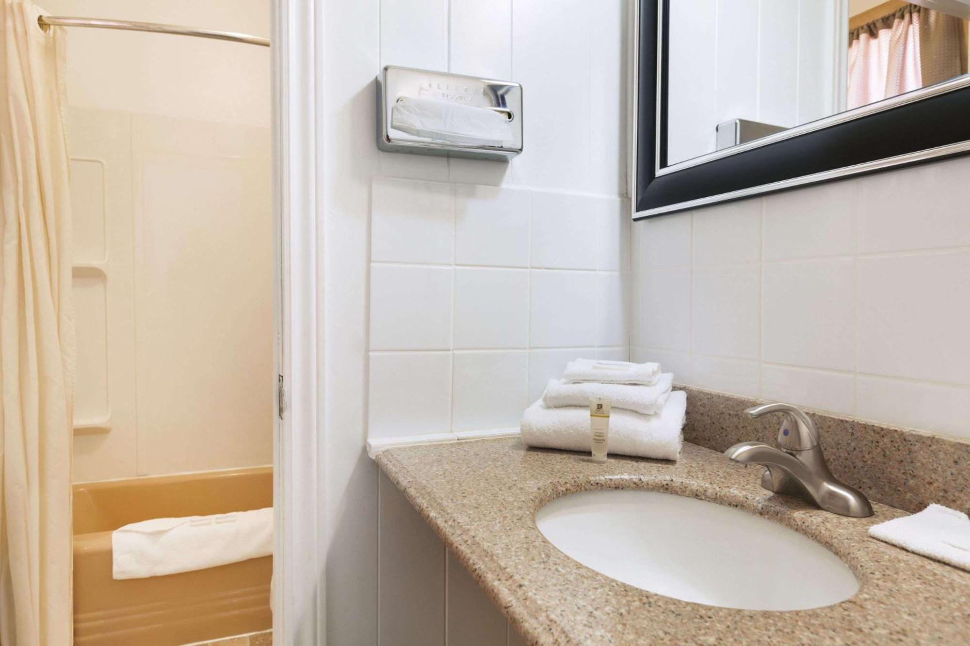 2 Double Beds, 1 Twin bed, Suite, Kitchenette, Non-Smoking