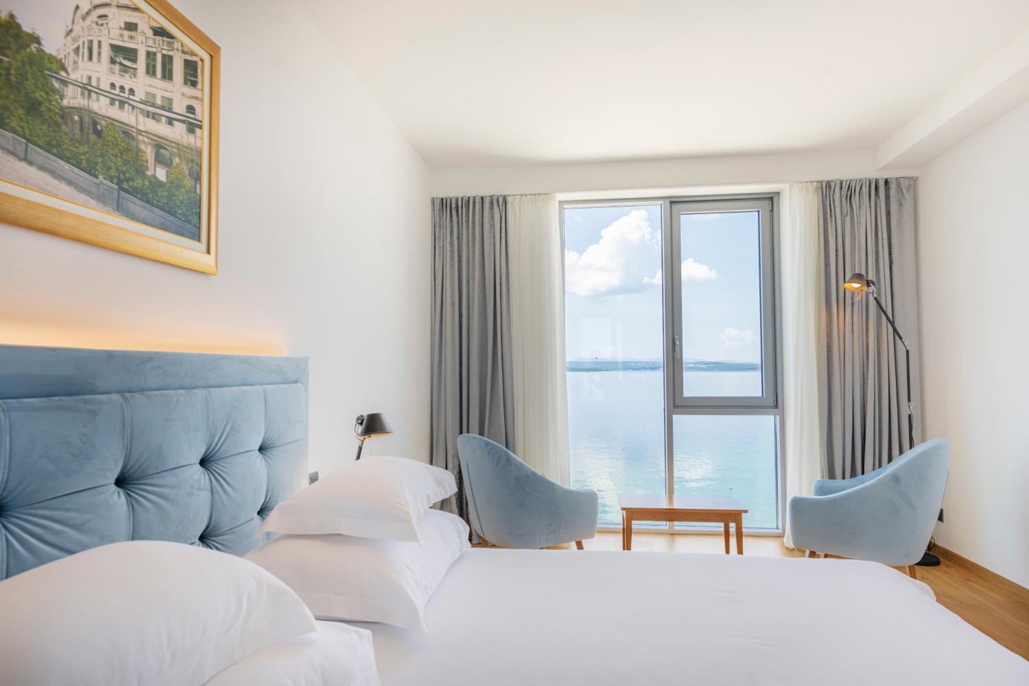 Deluxe Suite with Sea View